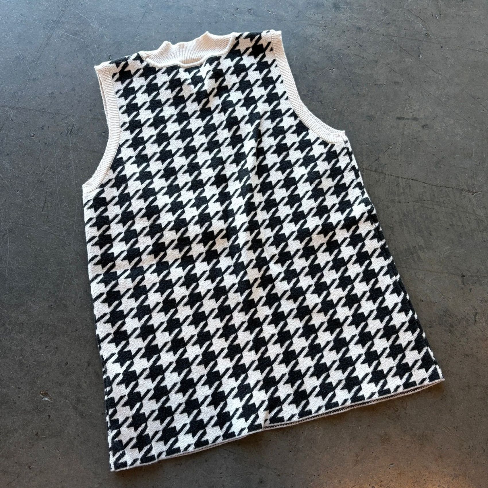 Vintage VINTAGE Y2K The Loft Houndstooth Preppy Knit Vest Tank Top XS Women Black White Knit Tank Top XS Women Size XS / US 0-2 / IT 36-38 - 2 Thumbnail