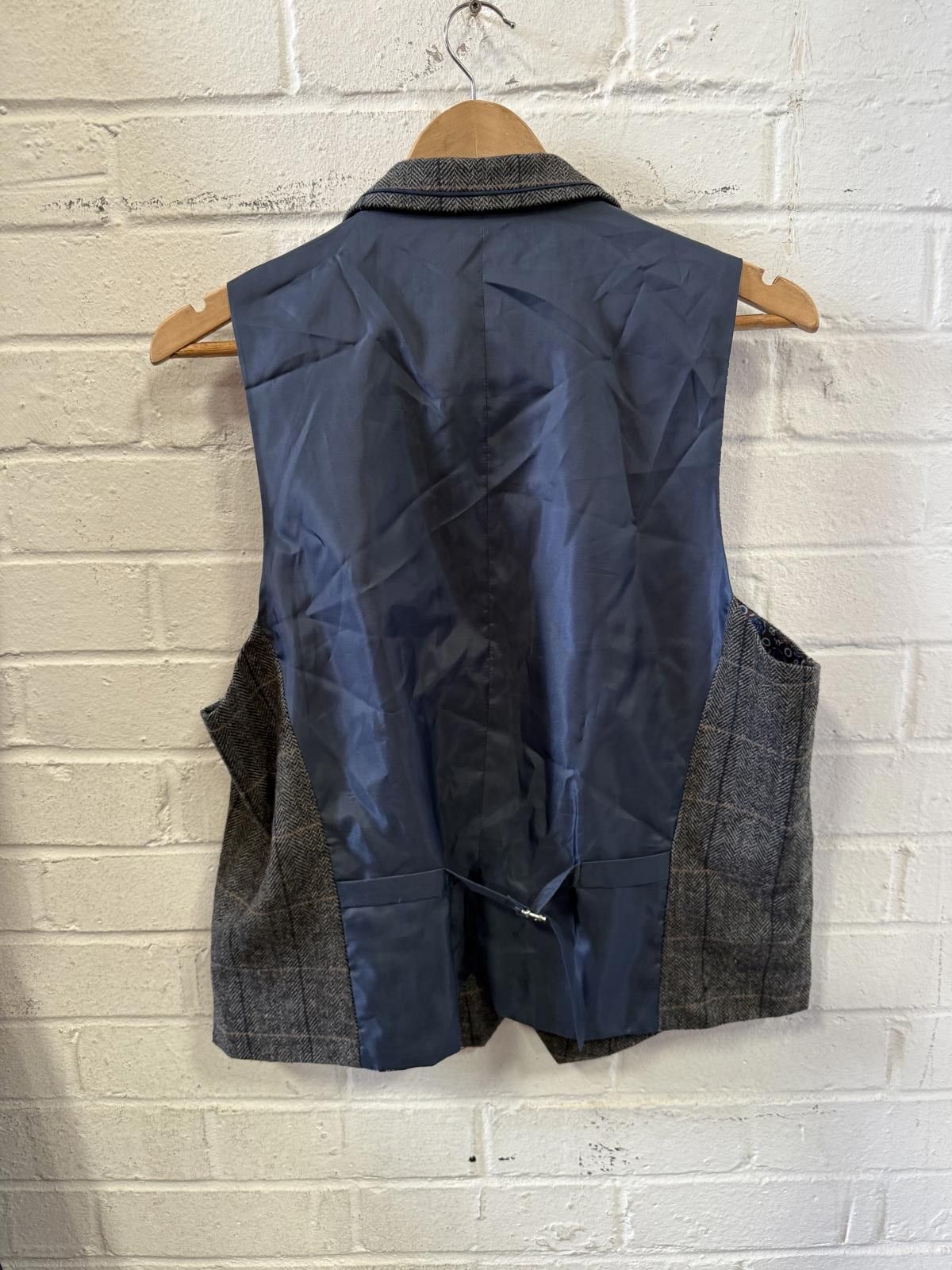 Designer Men's Grey Wool Blend Vest by Cavani, Size 40R Size US L / EU 52-54 / 3 - 4 Thumbnail
