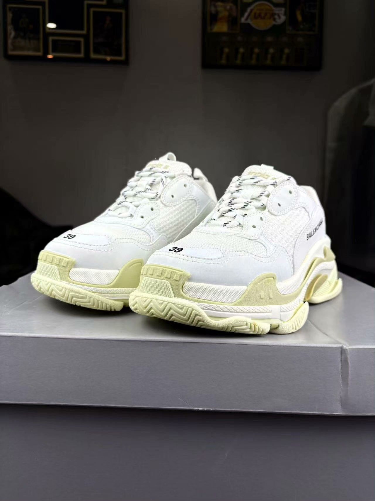 Balenciaga Balenciaga Distressed White Lowtop Sneakers 6.5 Men Size US 6.5 / EU 39-40 - 1 Thumbnail
