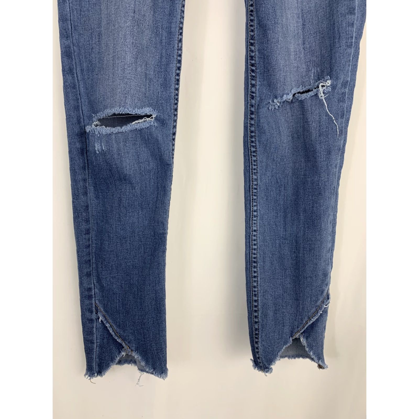 Free People Free People Womens Size 27 Blue Skinny Crop Jeans User: Free People Womens Size 27 Blue Skinny Crop Jeans Size 27" / US 4 / IT 40 - 2 Thumbnail