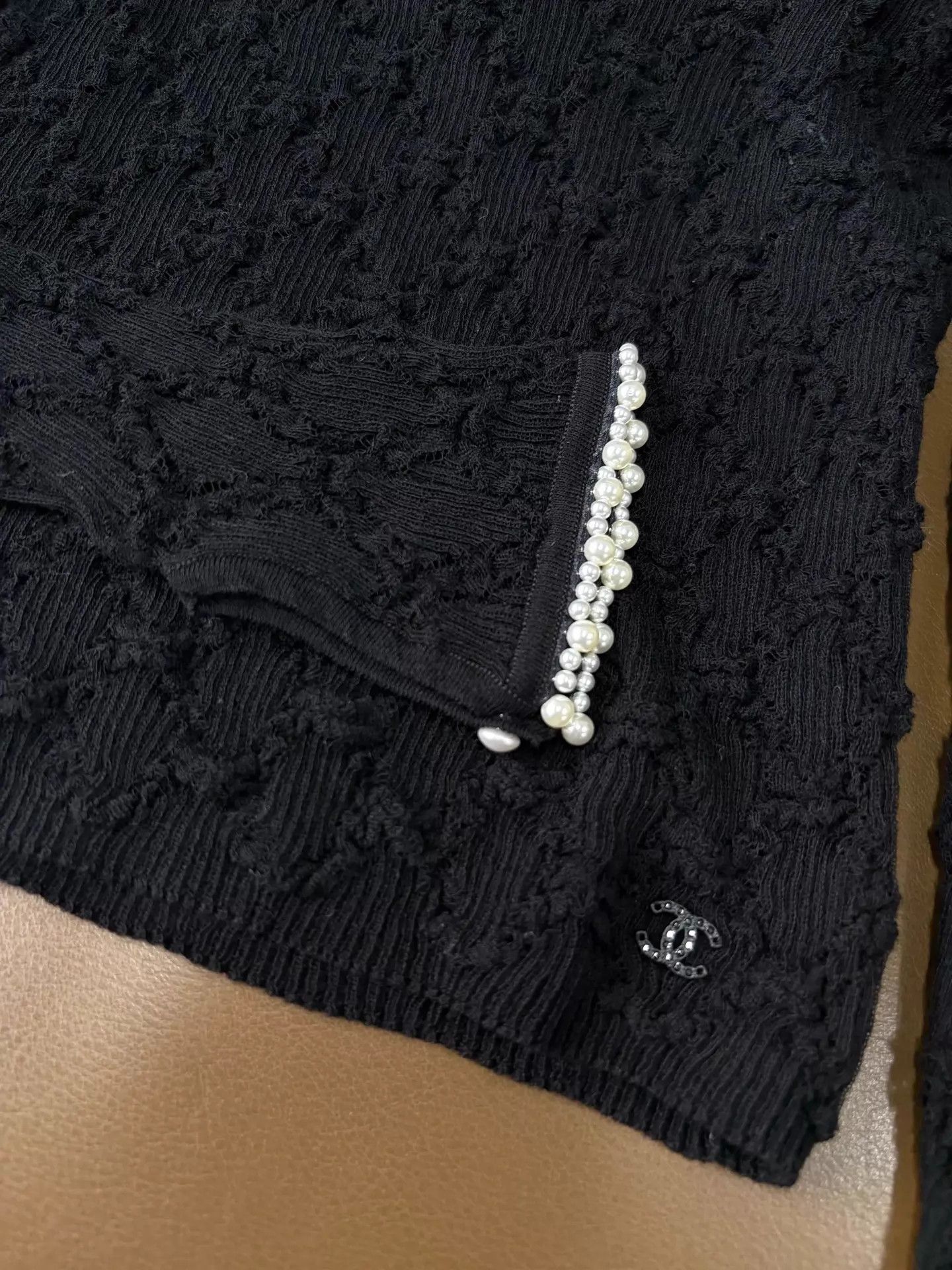 Chanel Chanel 22b Black Double C Pearl V-neck Wool Knit Top 36 Size XS / US 0-2 / IT 36-38 - 5 Thumbnail