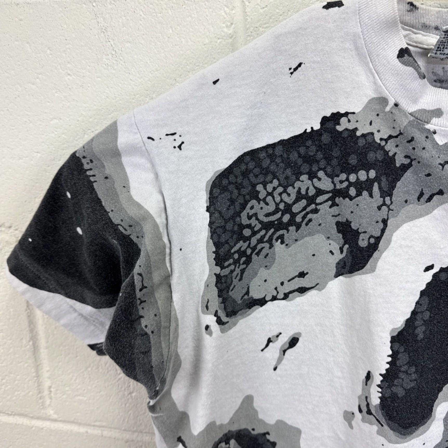 Liquid Blue VINTAGE Liquid Blue Skull Bones T Shirt Men L Black Cropped Boxy 90s Hip Hop Halloween Graphic Print Short Sleeve Crew Neck"} Size US L / EU 52-54 / 3 - 6 Thumbnail