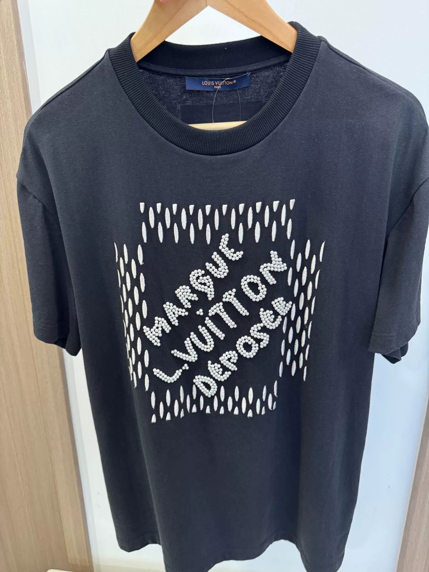 Louis Vuitton Louis Vuitton Short Sleeve Embroidered Tee Size US S / EU 44-46 / 1 - 1 Thumbnail