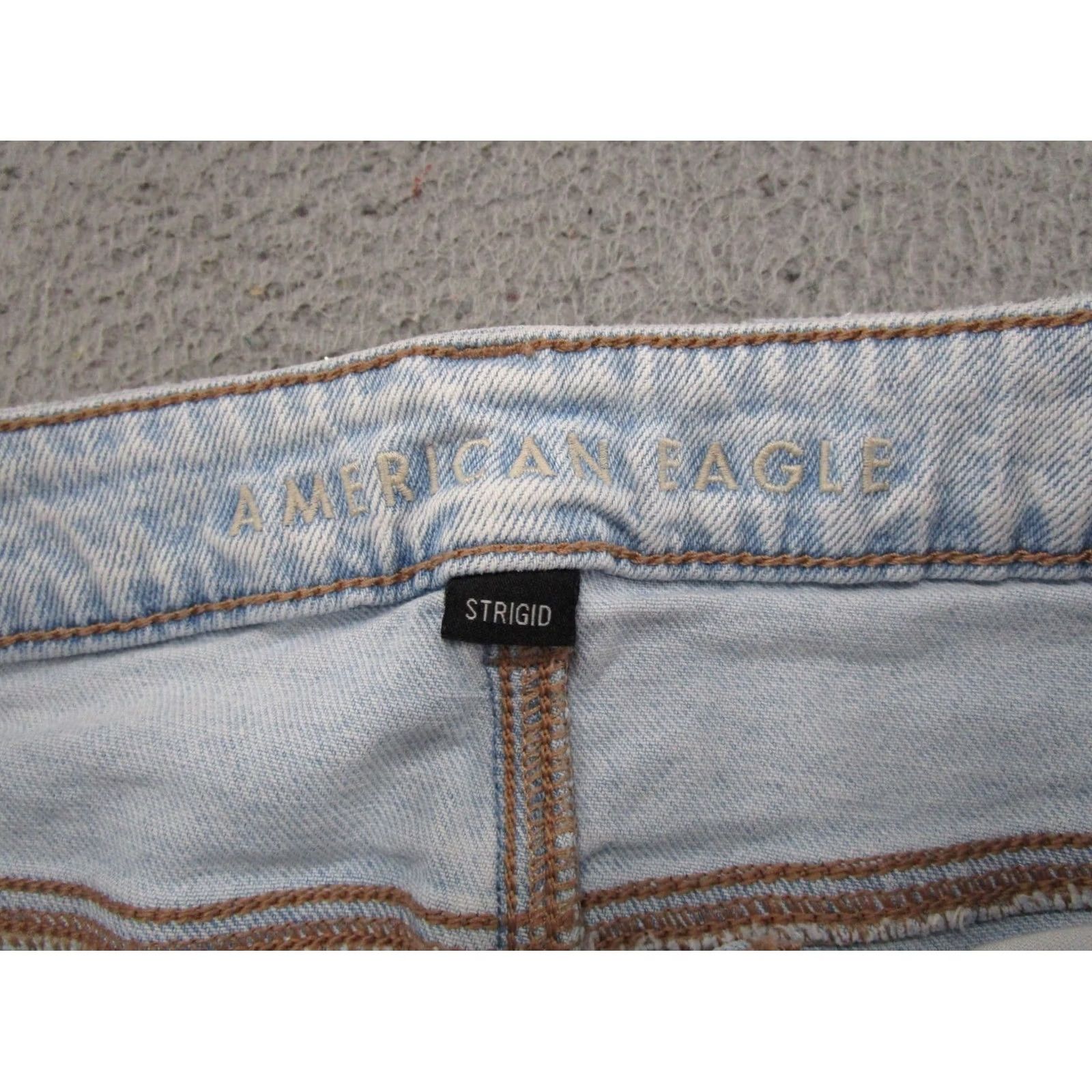 American Eagle Outfitters American Eagle Outfitters Denim Mom Jeans Distressed Light Wash 8 Short Blue Cotton 5-Pocket Womens Jeans Size 30" / US 8 / IT 44 - 4 Thumbnail