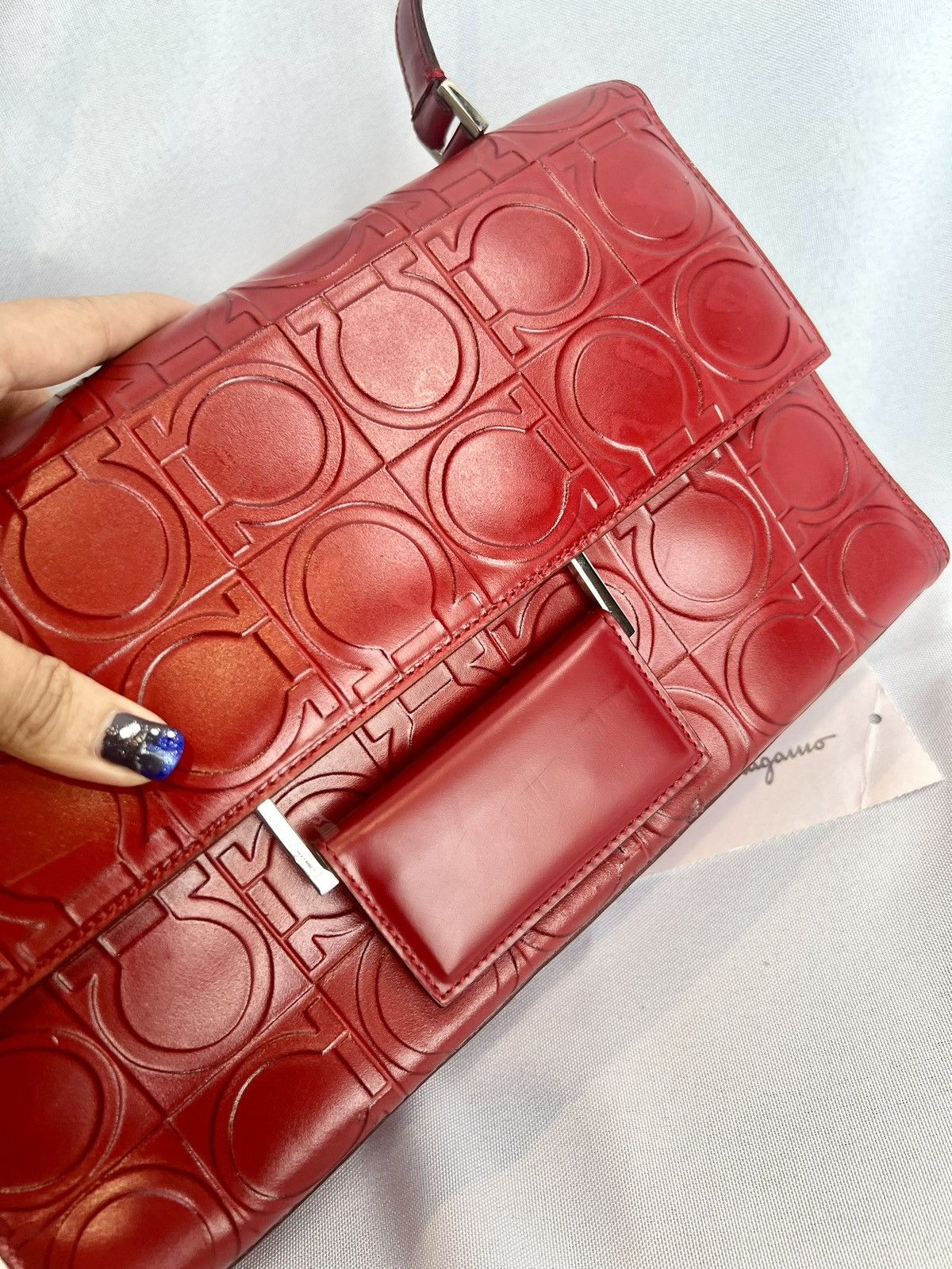 Salvatore Ferragamo Ferragamo Red Gancini Embossed Leather Shoulder Bag Size ONE SIZE - 9 Thumbnail