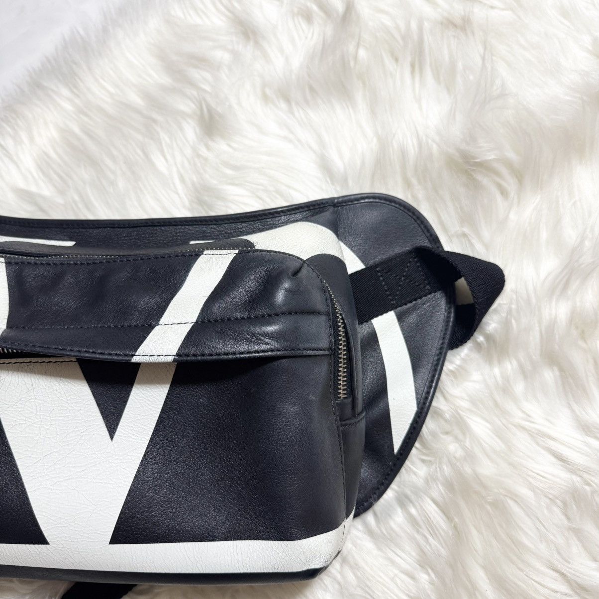 Valentino Valentino Studded Zip Giant V Logo Leather Sling Body Bag Size ONE SIZE - 16 Thumbnail