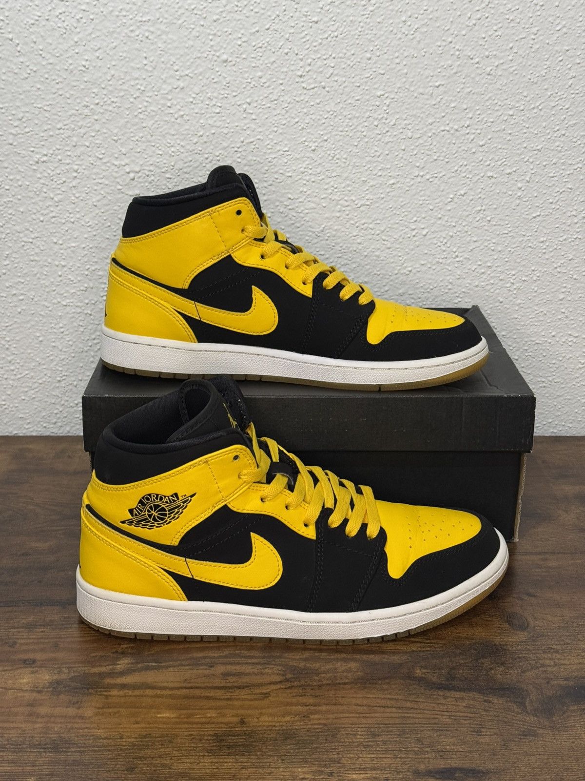 Jordan Brand × Nike Nike Air Jordan 1 Retro Mid New Love 2017 size 9 Size US 9 / EU 42 - 6 Thumbnail