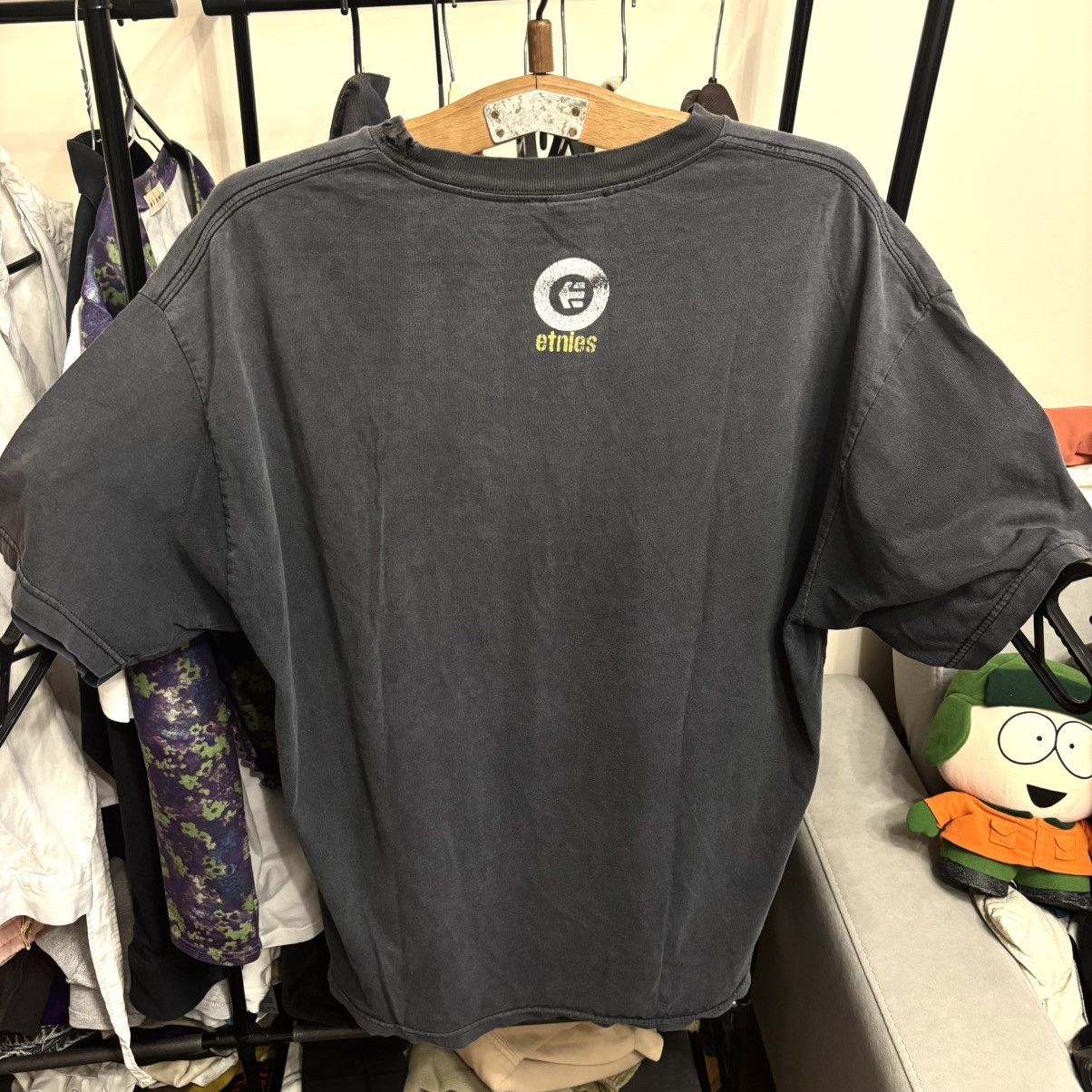 Vintage Vintage 90’s Faded And Distressed Etnies Skate T-Shirt Punk Size US M / EU 48-50 / 2 - 2 Thumbnail