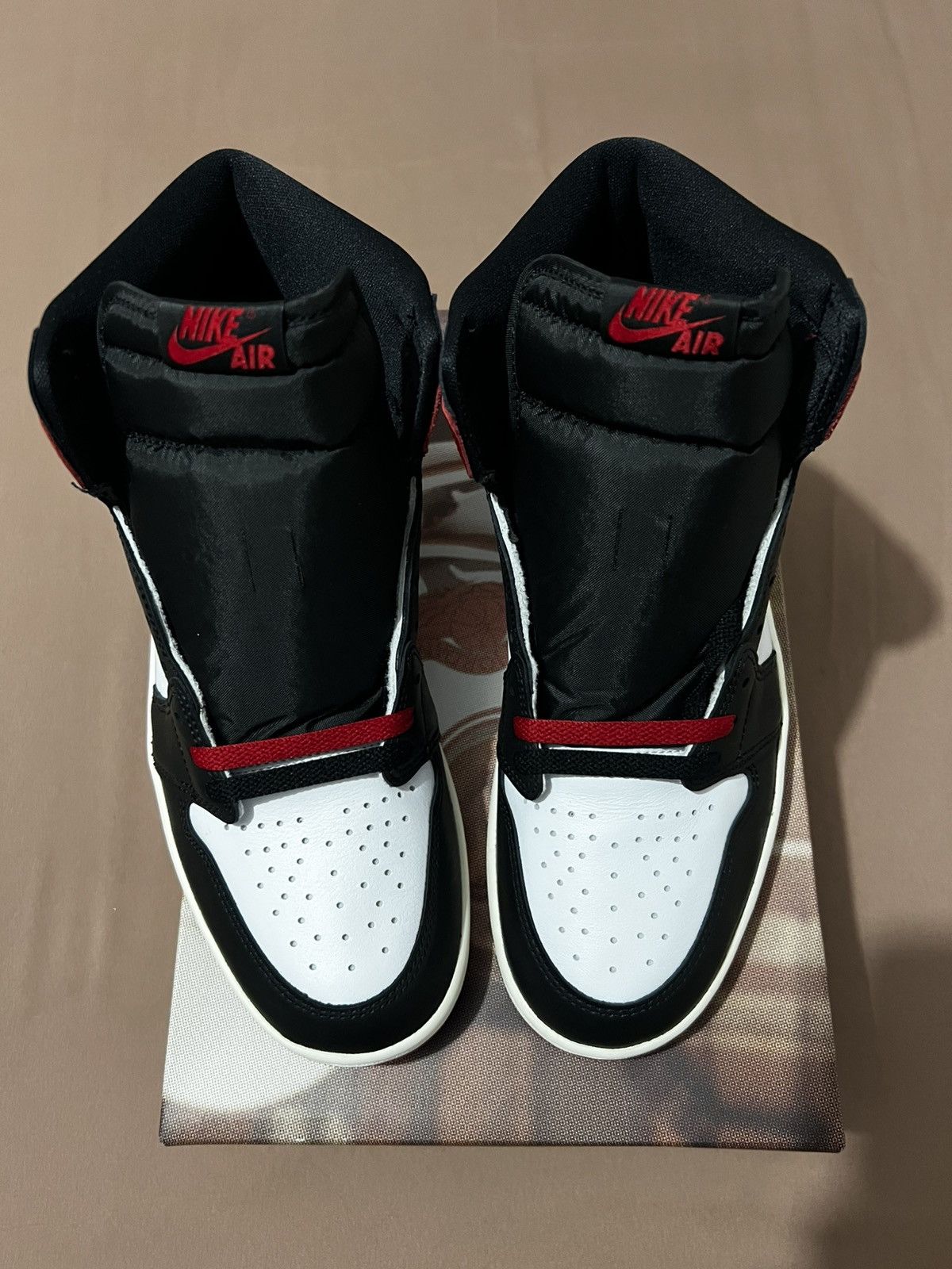 Jordan Brand Jordan 1 Retro high OG Black toe Size US 10 / EU 43 - 3 Thumbnail