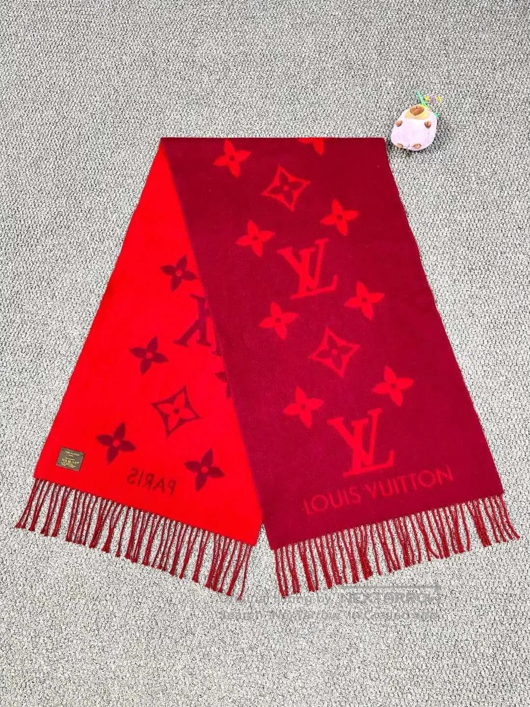 Louis Vuitton Louis Vuitton Red Logo Printed Double-sided Cashmere Scarf Size ONE SIZE - 1 Thumbnail