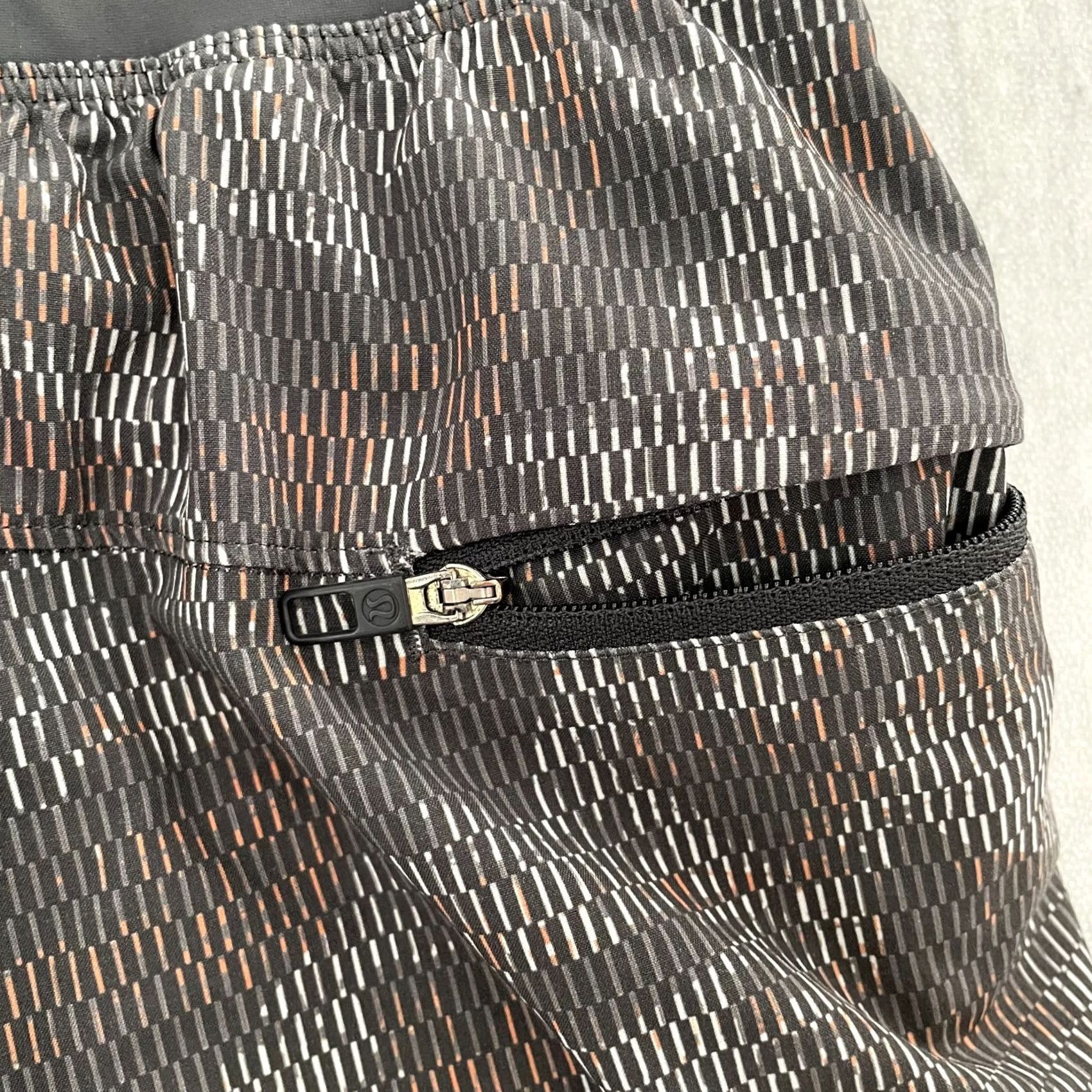 Lululemon Lululemon Shorts Mens M Gray Logo Pockets Unlined Drawstring Stretch Adult Regular 9in Inseam Size US 31 - 5 Thumbnail