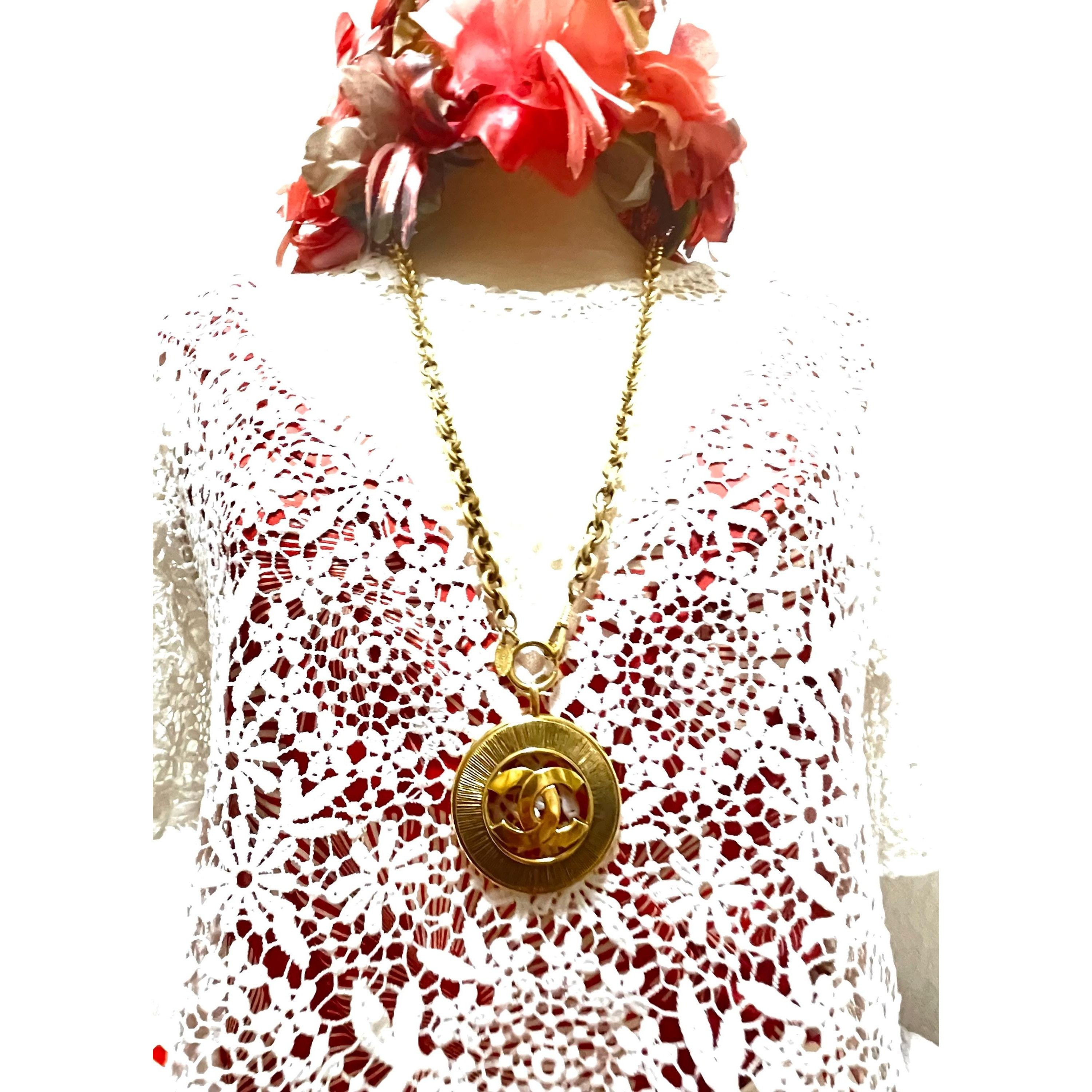 Chanel Vintage CHANEL long necklace with jumbo CC top. Size ONE SIZE - 10 Thumbnail