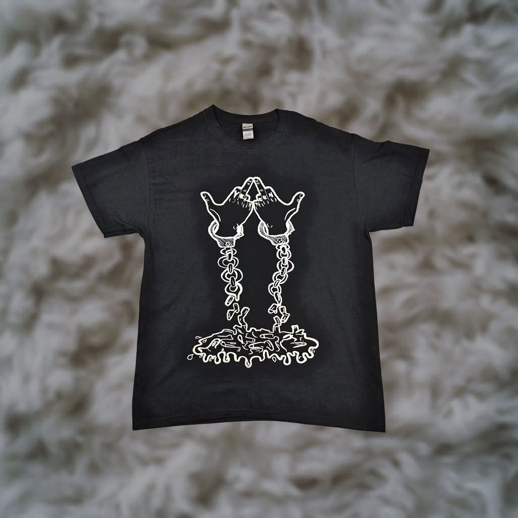 Gildan Gildan Shirt Mens Large Black Bound Hands Chain Graphic Tee Streetwear Shirt Mens Large Black Graphic Print 90s Style Size US L / EU 52-54 / 3 - 1 Thumbnail