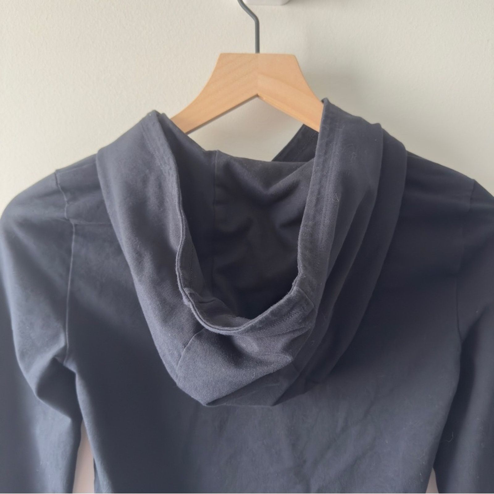 Aritzia Aritzia TNA Fitted Black Hoodie Top Long Sleeve Athleisure S Size S / US 4 / IT 40 - 3 Thumbnail