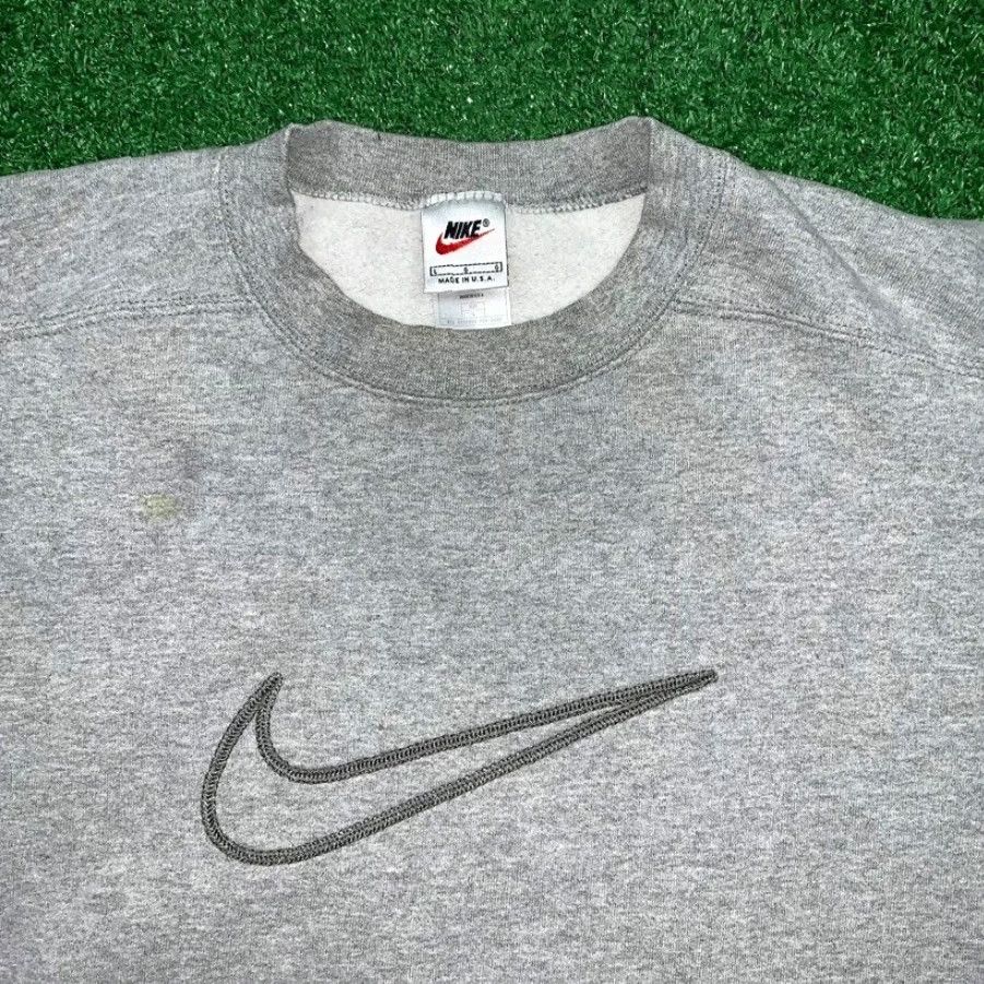 Nike VINTAGE Nike Sweatshirt Gray Center Swoosh 90s Charli D'Amelio Mens Large Pullover Sweatshirt Size US L / EU 52-54 / 3 - 3 Thumbnail