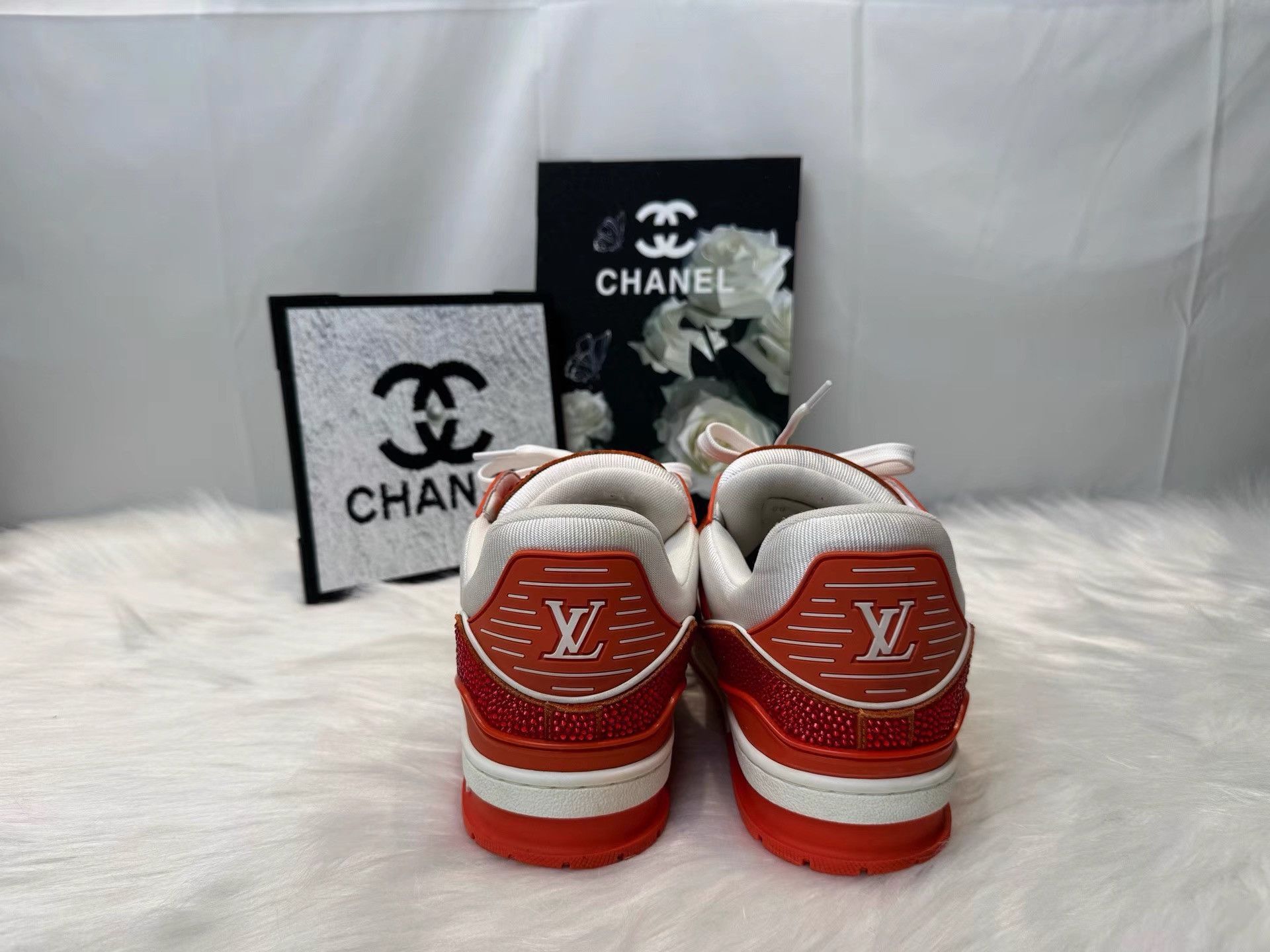 Louis Vuitton Louis Vuitton White Orange Crystal Logo Trainer K36 Size US 9 / EU 42 - 3 Thumbnail