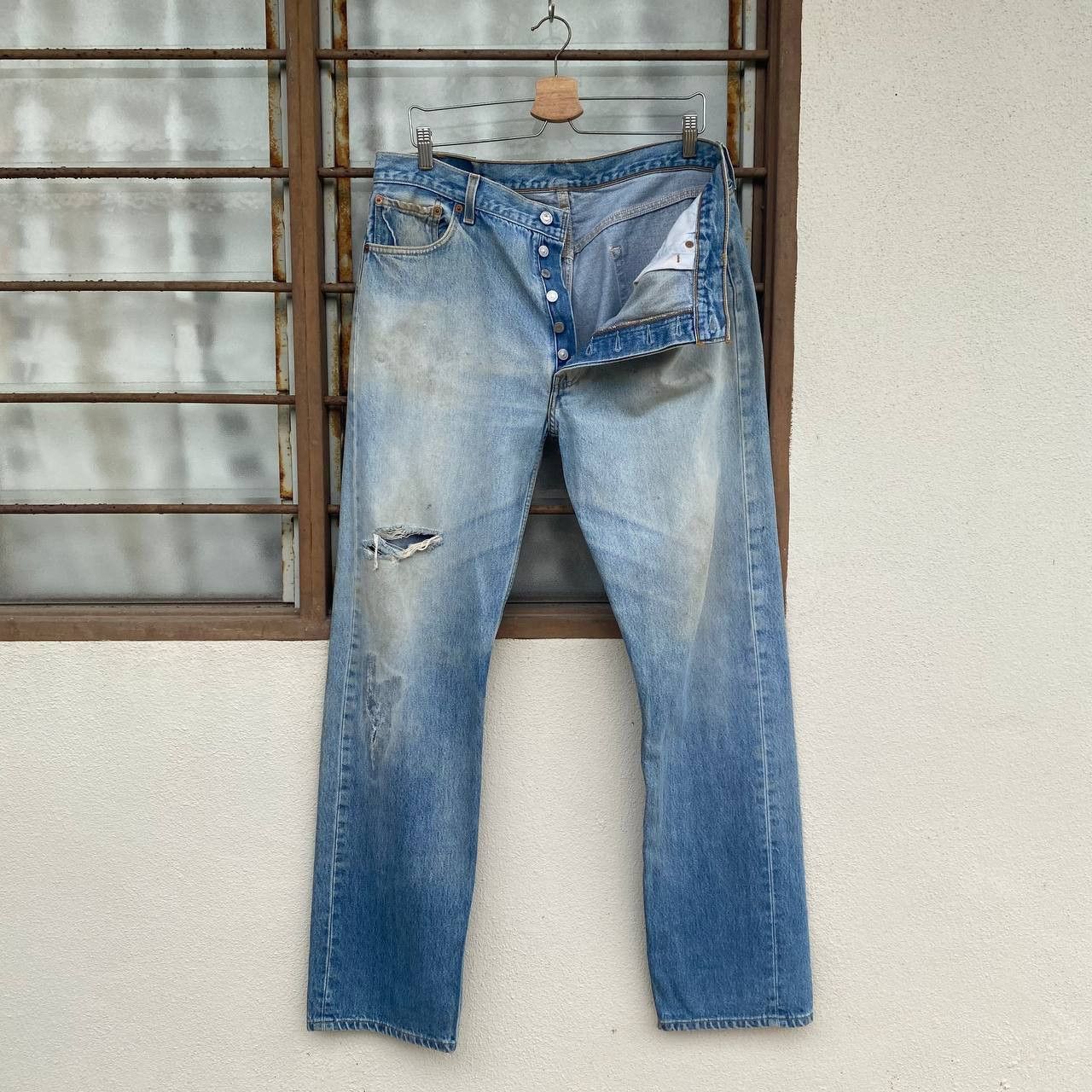 Levi's Vintage Clothing VINTAGE 00'S LEVIS 501 DISTRESSED DIRTY JEAN W35X33" Size US 35 - 12 Thumbnail