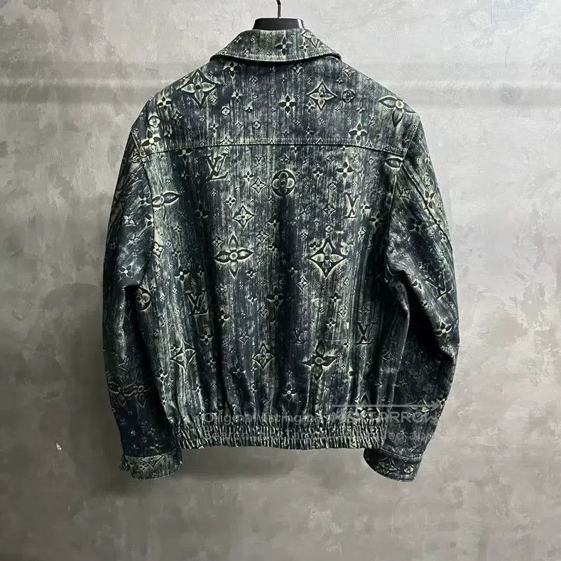 Louis Vuitton Louis Vuitton Gray Logo monogram single-breasted long-slee Size US S / EU 44-46 / 1 - 5 Thumbnail