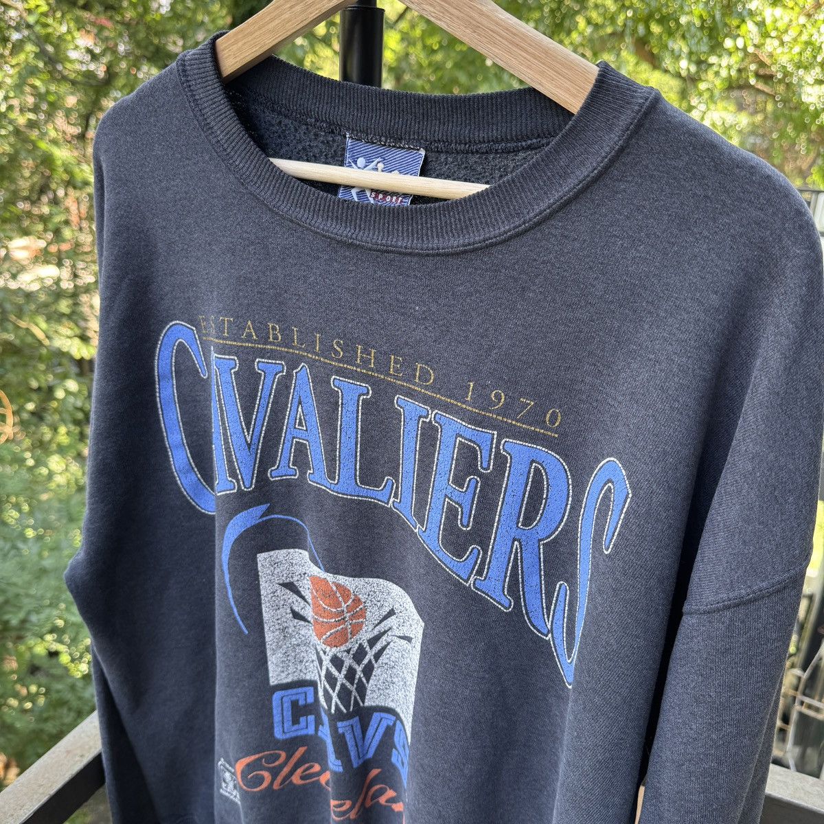 Vintage Thrashed Faded Distressed Cleveland Cavaliers Sweatshirt Size US L / EU 52-54 / 3 - 3 Thumbnail