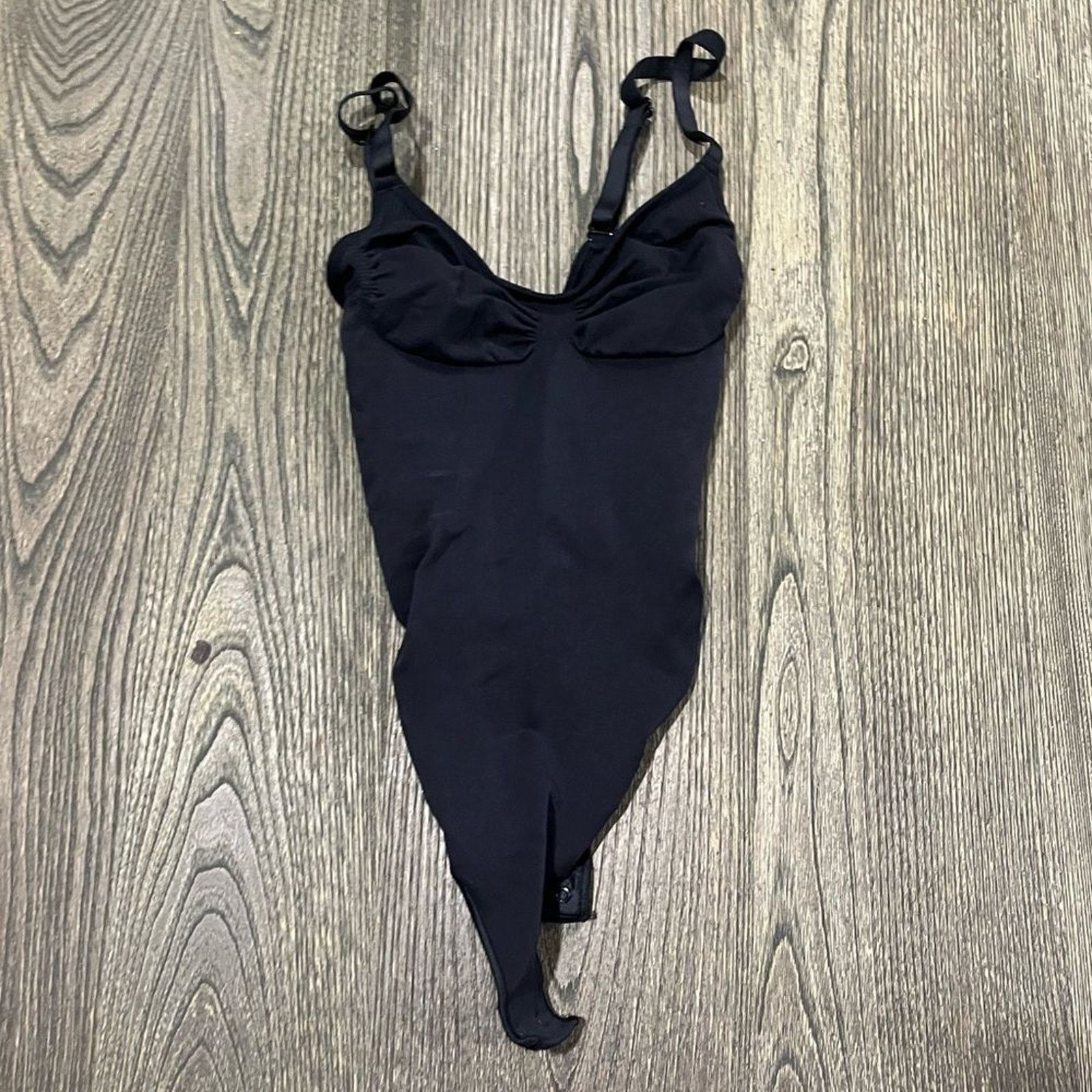 SKIMS NWOT Skims Seamless Sculpt Thong Bodysuit Scoop Neck Onyx S Size S / US 4 / IT 40 - 1 Thumbnail