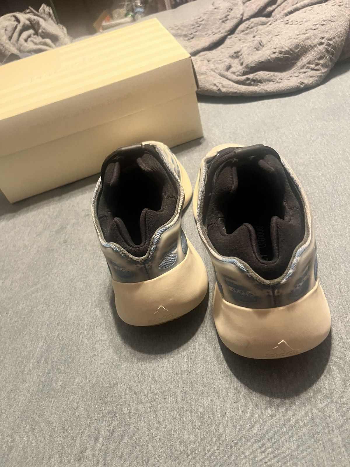 Adidas × Yeezy Yeezy Kyanite 700 v3 Size US 13 / EU 46 - 4 Thumbnail