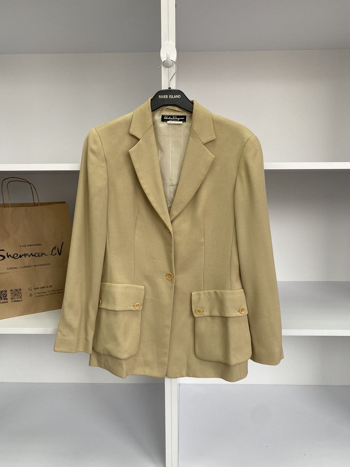 Designer × Salvatore Ferragamo × Vintage Vintage Salvatore Ferragamo beige blazer Size M / US 6-8 / IT 42-44 - 1 Thumbnail