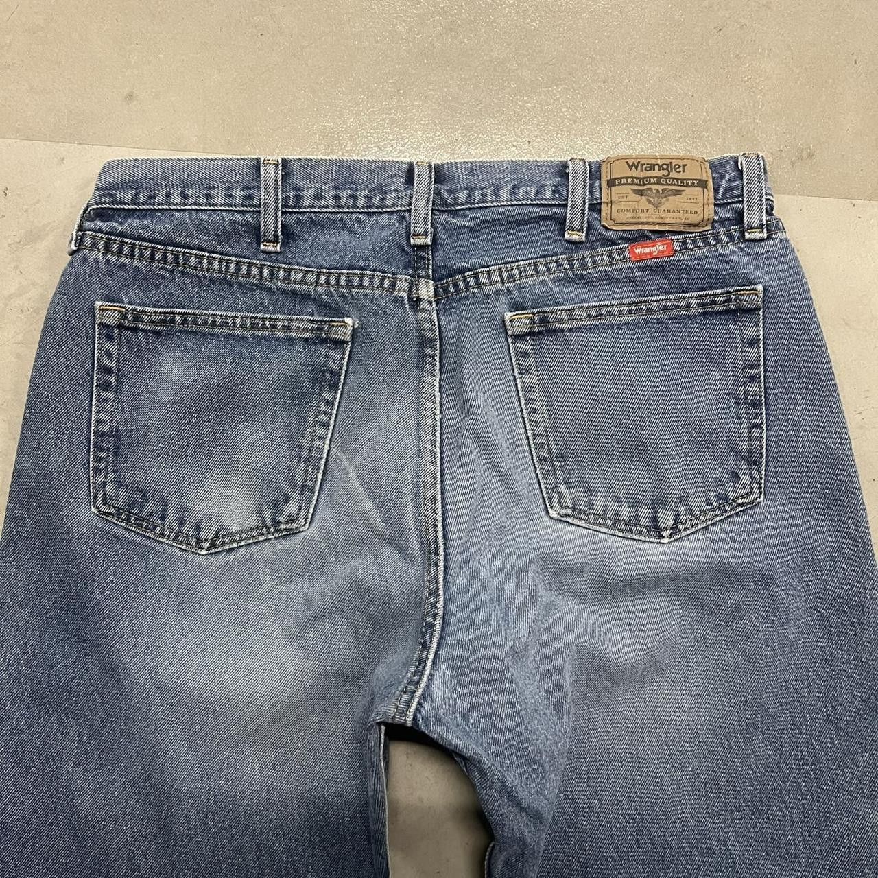Vintage Vintage Y2K/2000s Straight fit Workwear Wrangler Medium Blue wash denim jeans! Size US 36 / EU 52 - 7 Thumbnail