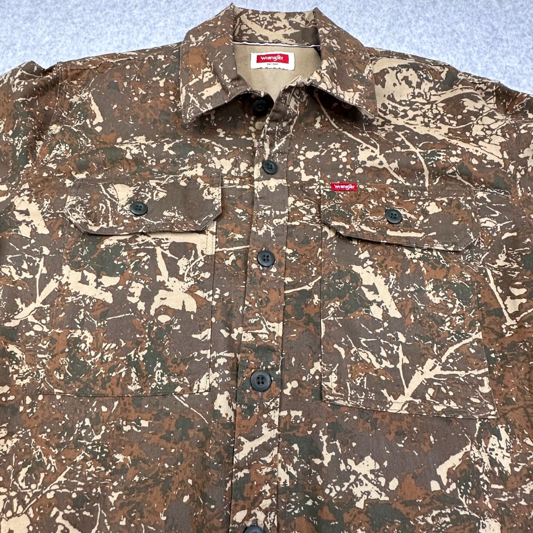 Wrangler VINTAGE Wrangler Camouflage Mens M Long Sleeve Button-Up Relaxed Fit NWT Size US M / EU 48-50 / 2 - 3 Thumbnail