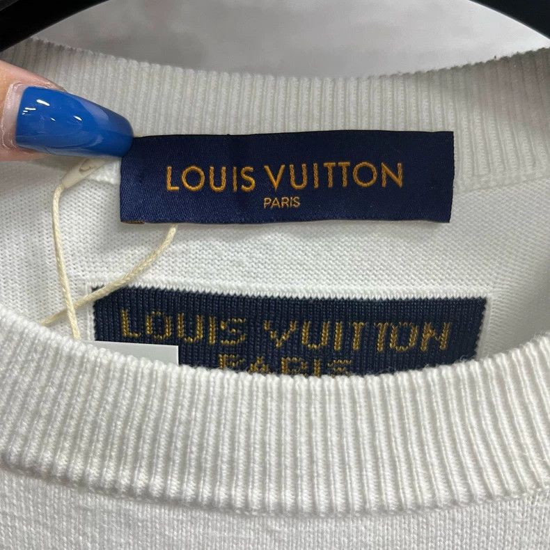 Louis Vuitton Louis Vuitton round neck and white three-dimensional lett Size US M / EU 48-50 / 2 - 2 Thumbnail