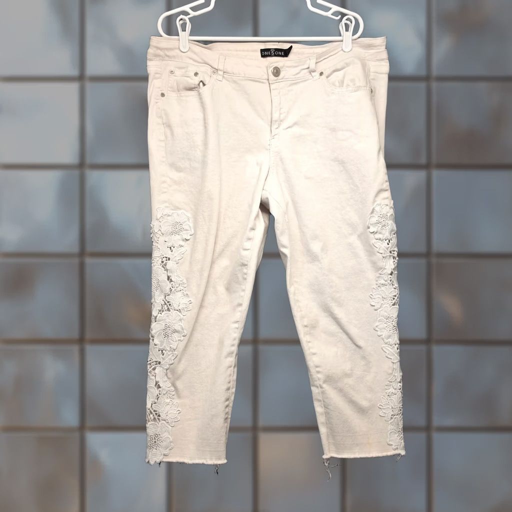 Vintage One5One Jeans Women 20 White Raw Hem Cropped Embroidered Capri Pants Spot Jeans Womens Size 20 Plus Capri White Spot Size 42" / US 20 - 1 Thumbnail