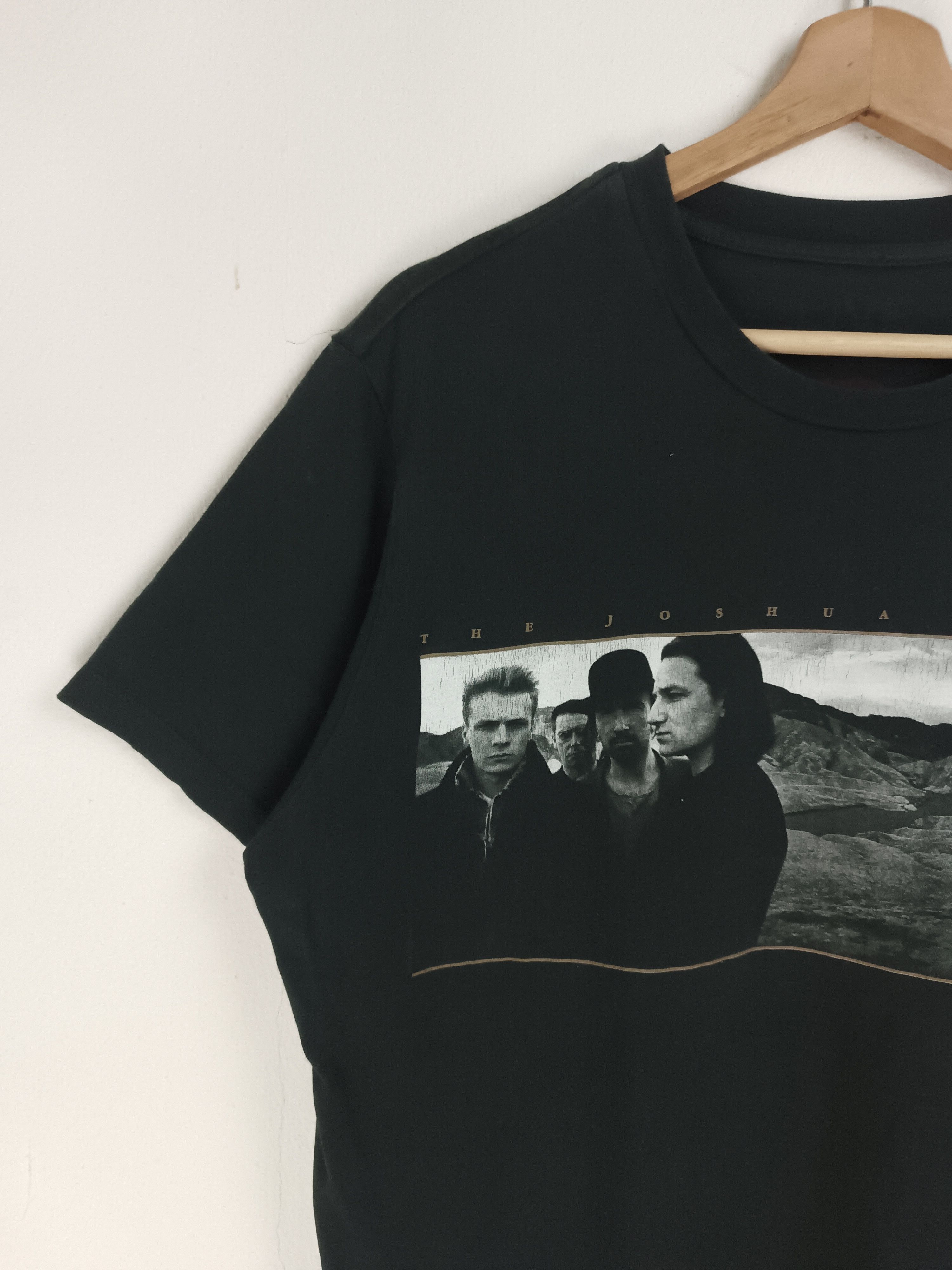 Band Tees VINTAGE 2017 U2 JOSHUA TREE NA TOUR rem oasis who Size US M / EU 48-50 / 2 - 6 Thumbnail