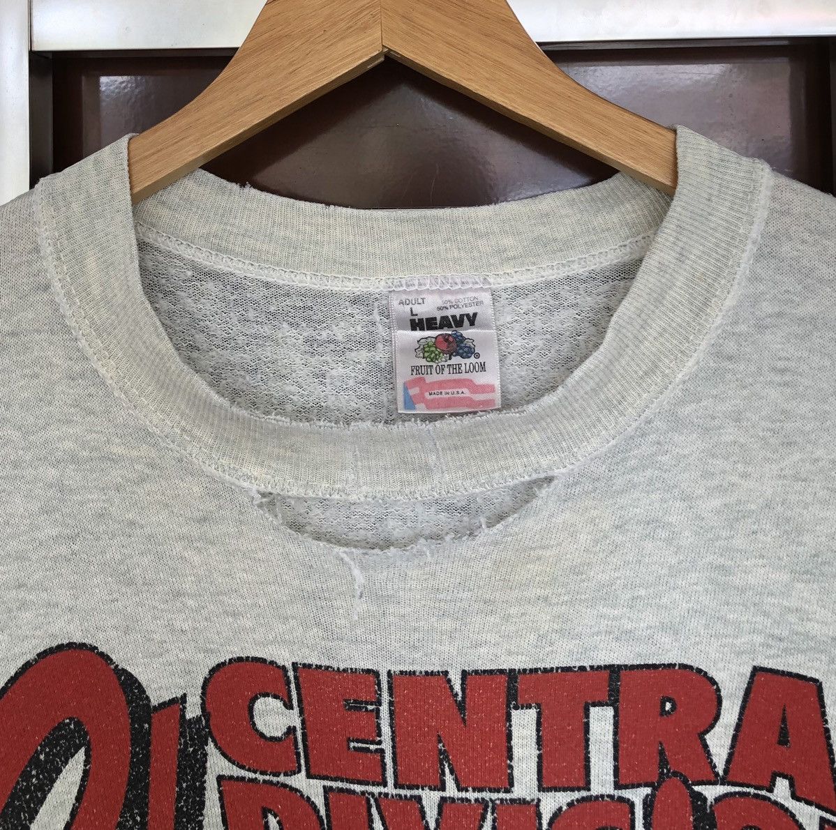 Vintage 👹Vintage 90s THRASHED Chicago Bulls NBA Champion Crewneck Size US L / EU 52-54 / 3 - 14 Thumbnail