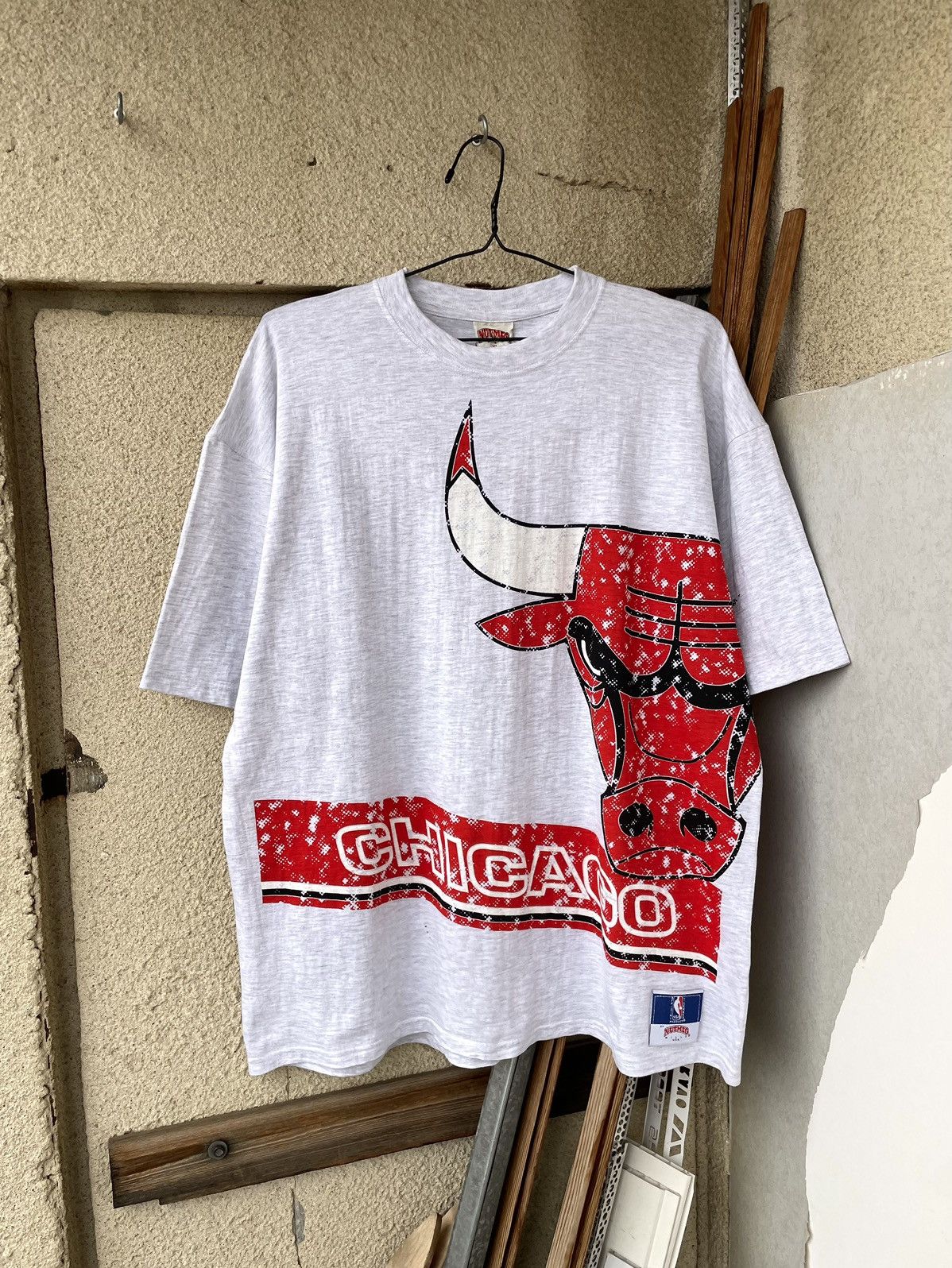 NBA Vintage 90s Chicago Bulls Nutmeg NBA Over Print T-Shirt Size US XL / EU 56 / 4 - 2 Thumbnail