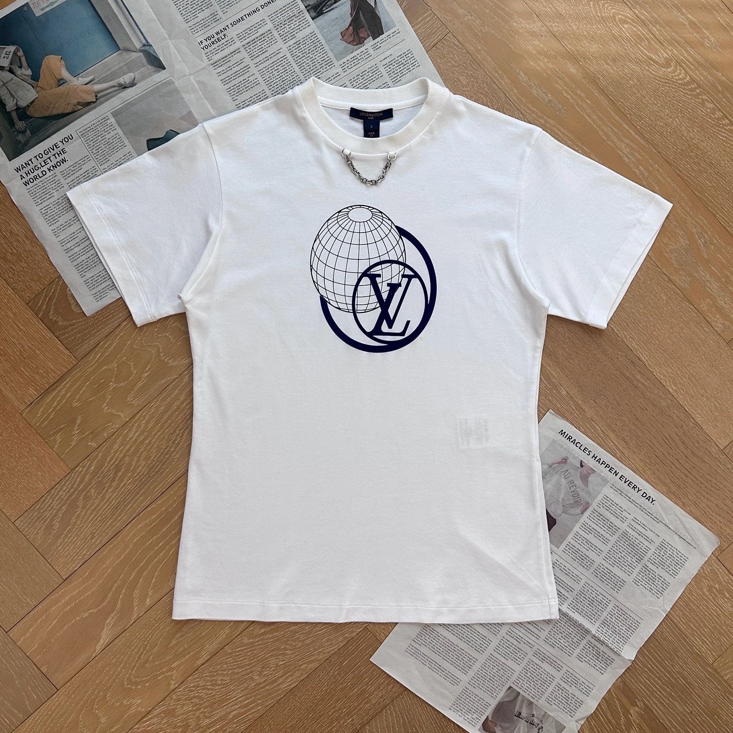 Louis Vuitton Louis Vuitton Globe Logo T-Shirt Size S Size S / US 4 / IT 40 - 1 Thumbnail