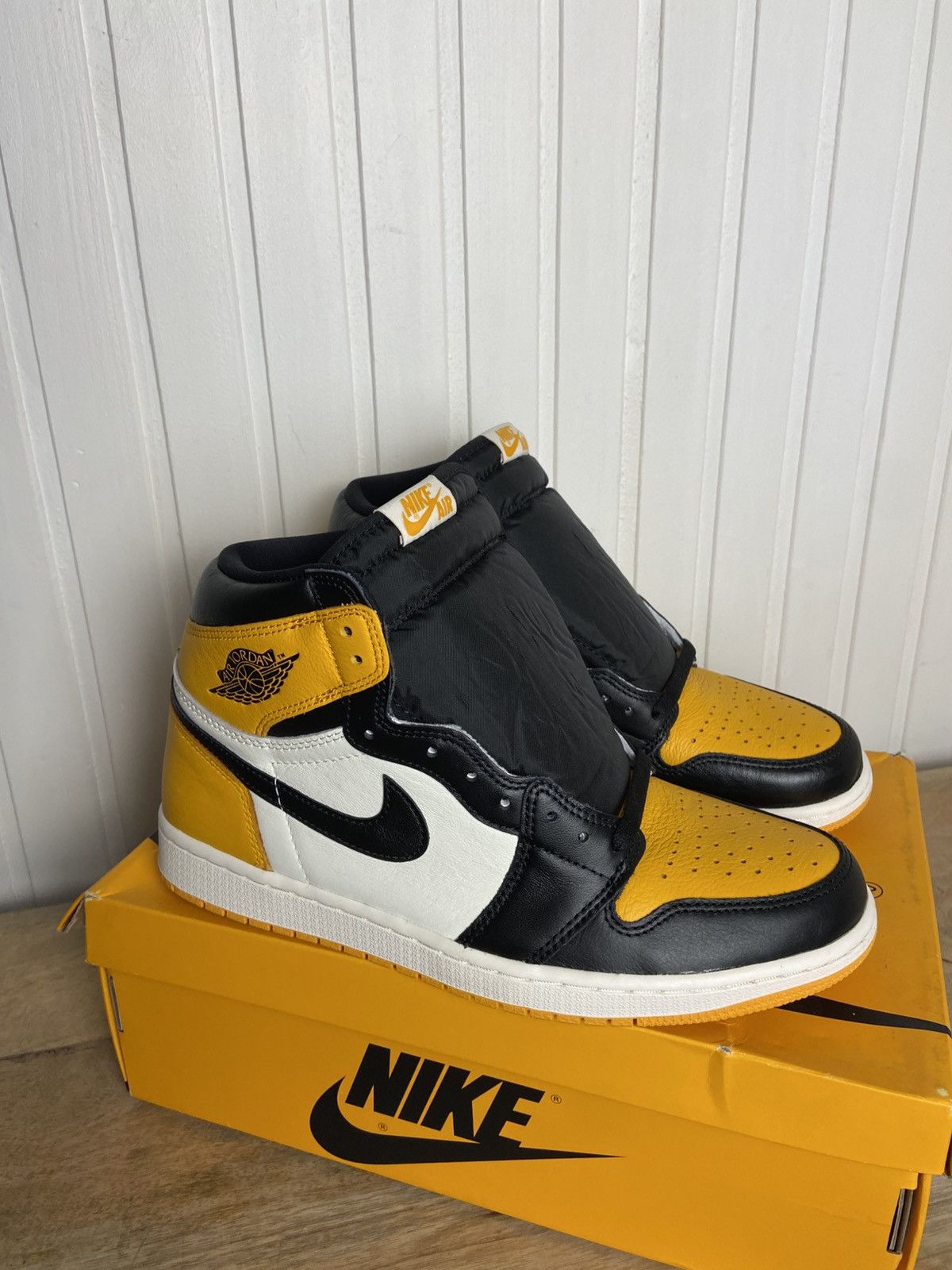 Jordan Brand New Jordan 1 Retro High "Taxi" Authentic Size 11US Size US 11 / EU 44 - 3 Thumbnail