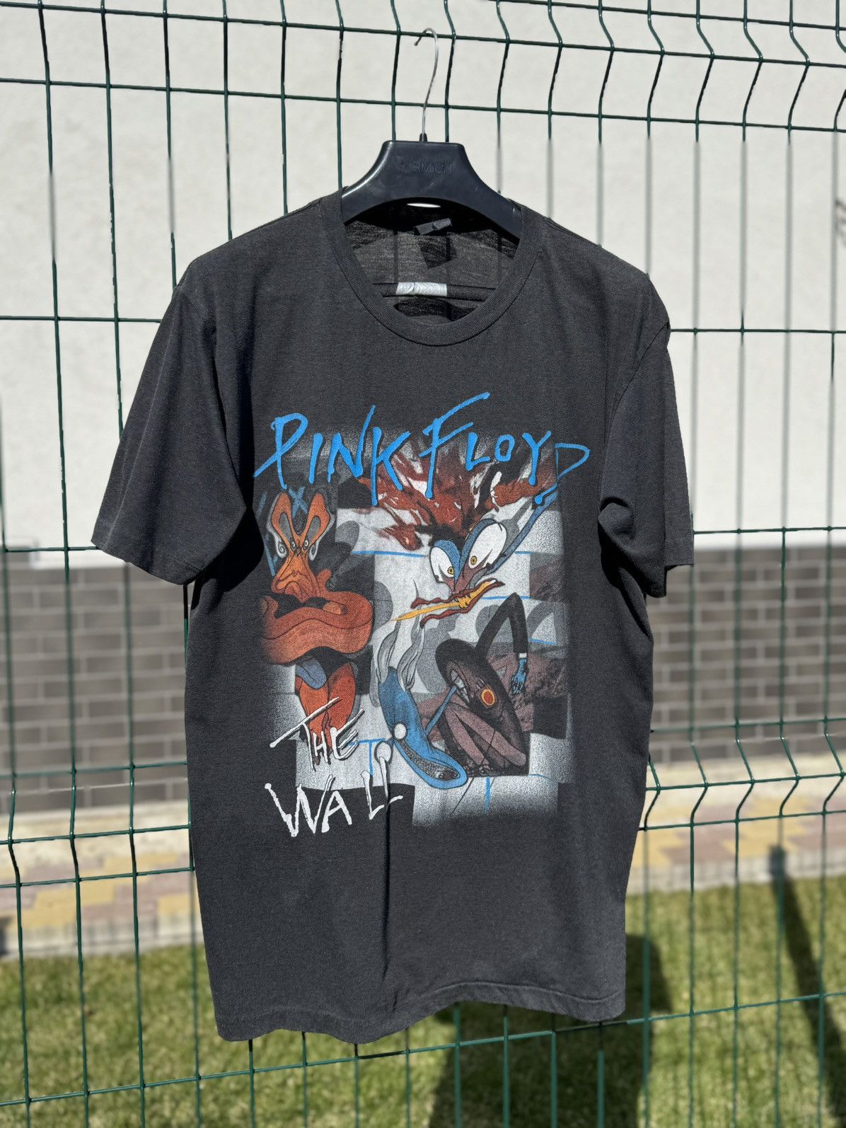 Band Tees Vintage 1995 Pink Floyd The Wall Single Stitching Tee Size US L / EU 52-54 / 3 - 2 Thumbnail