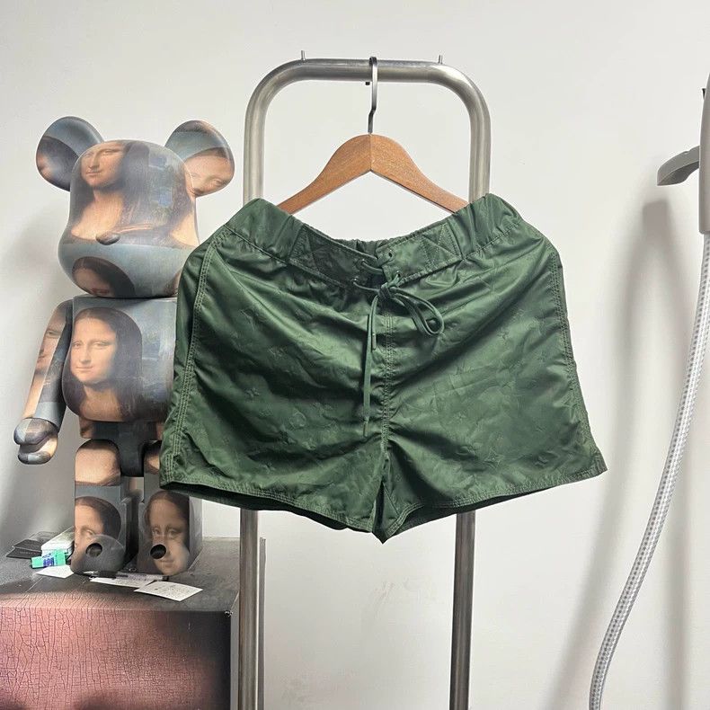 Louis Vuitton Louis Vuitton size xs Full Print Shorts 2504-Nextarrow Size US 28 / EU 44 - 1 Thumbnail