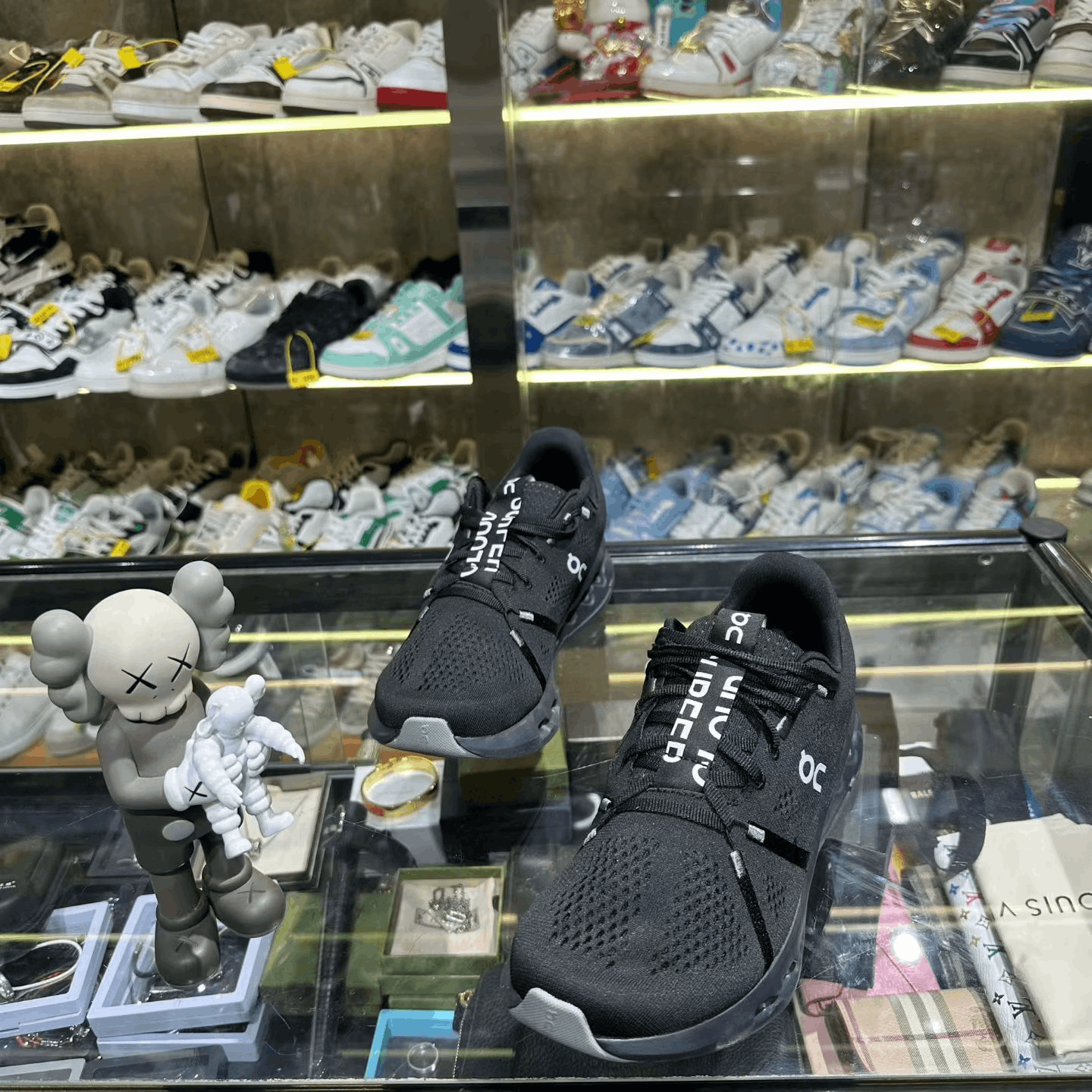 On On Training Black Lowtop Sneakers 9.5 Men Size US 9.5 / EU 42-43 - 1 Thumbnail