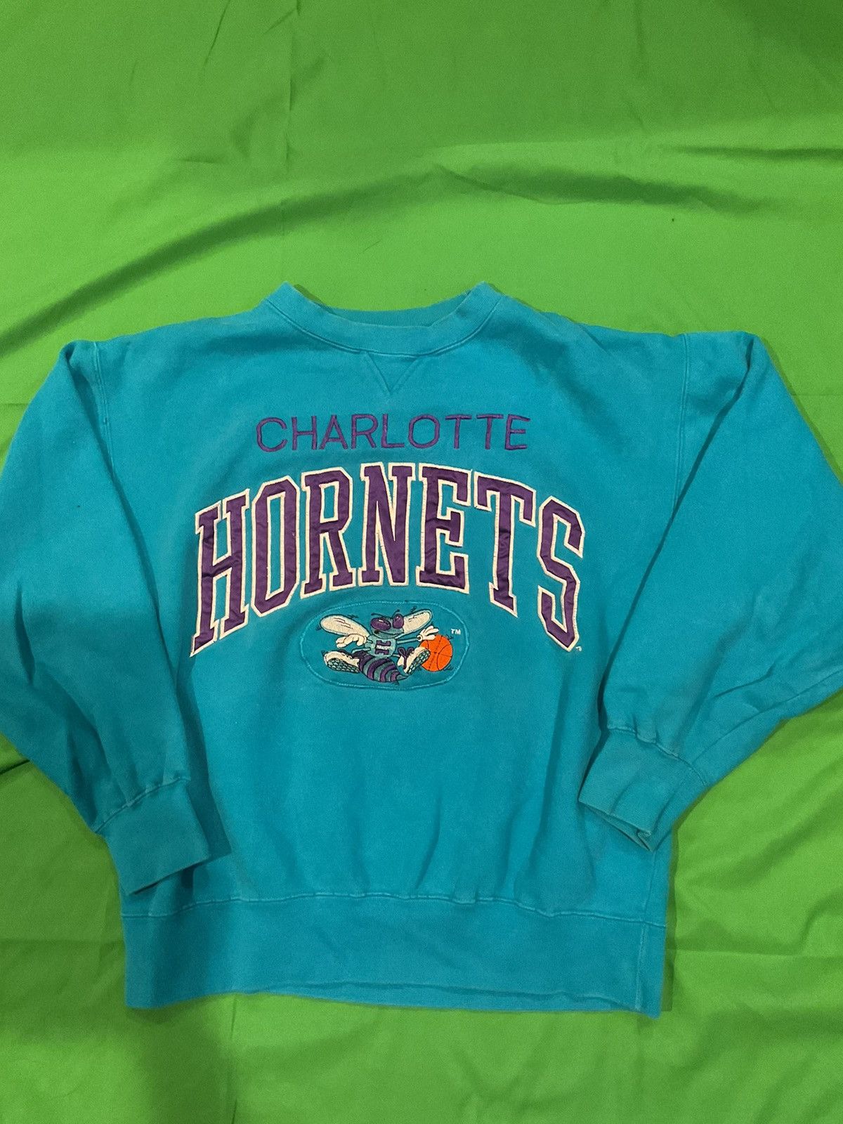NBA × Vintage Vintage Charlotte Hornets crewneck Size US L / EU 52-54 / 3 - 1 Thumbnail