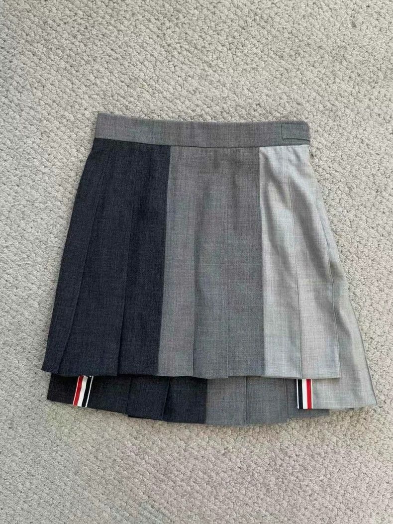 Thom Browne Thom browne The latest wool pleated skirt in gray three col Size 25" / US 0 / IT 36 - 2 Thumbnail