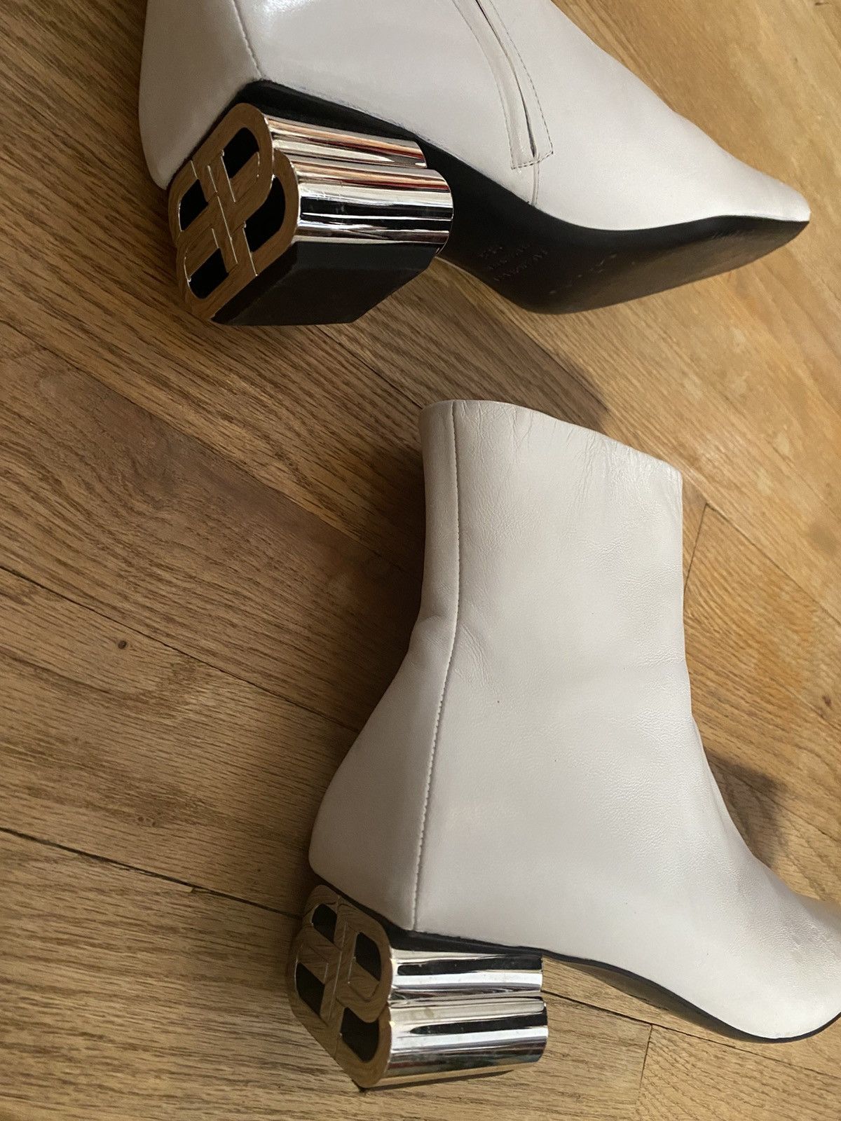 Balenciaga Authentic Balenciaga Typo BB White Leather Ankle Boots 38.5 Size US 8.5 / IT 38.5 - 4 Thumbnail