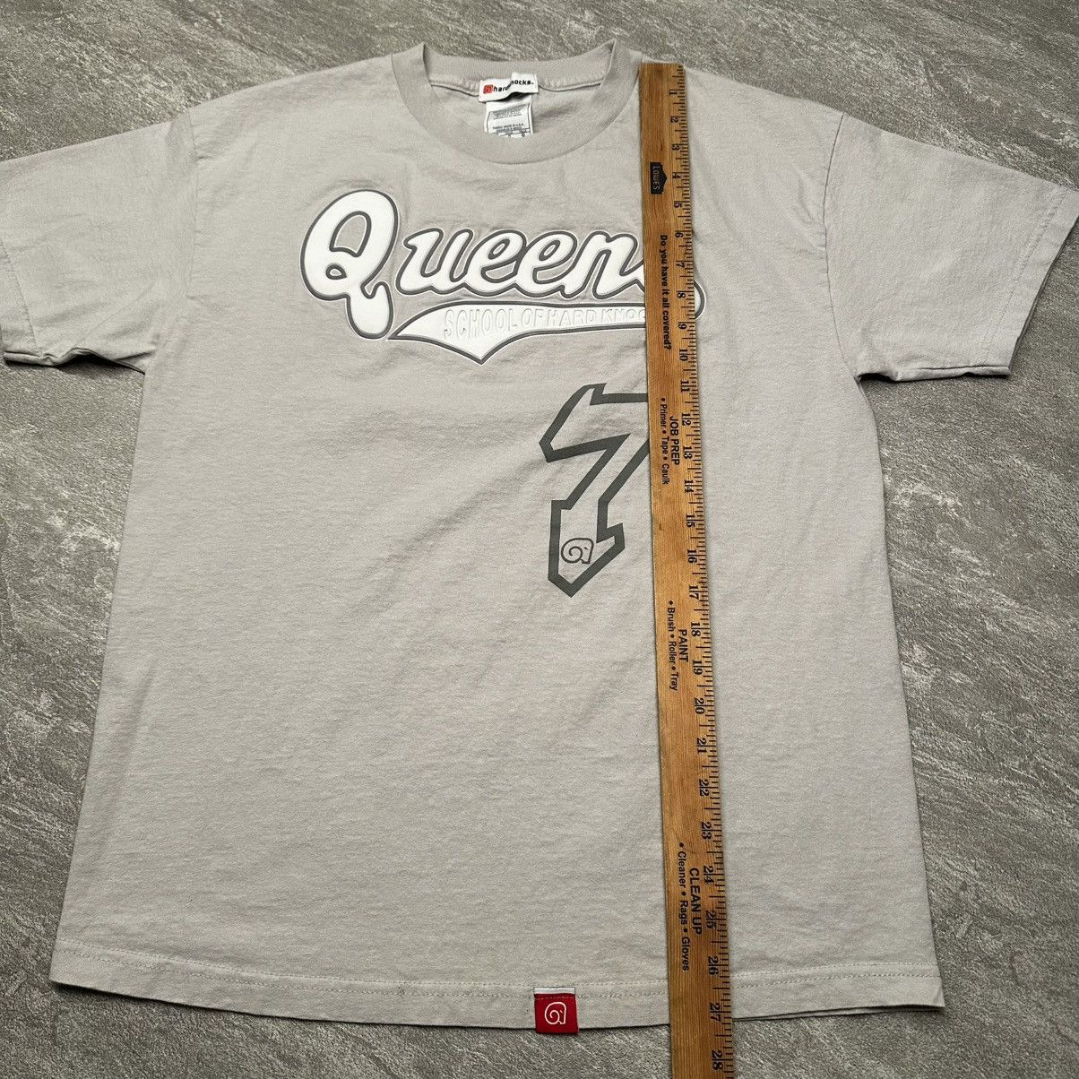 Vintage Vintage Y2K School Of Hard Knocks Queens 7 Von’s T Shirt Size US L / EU 52-54 / 3 - 9 Thumbnail