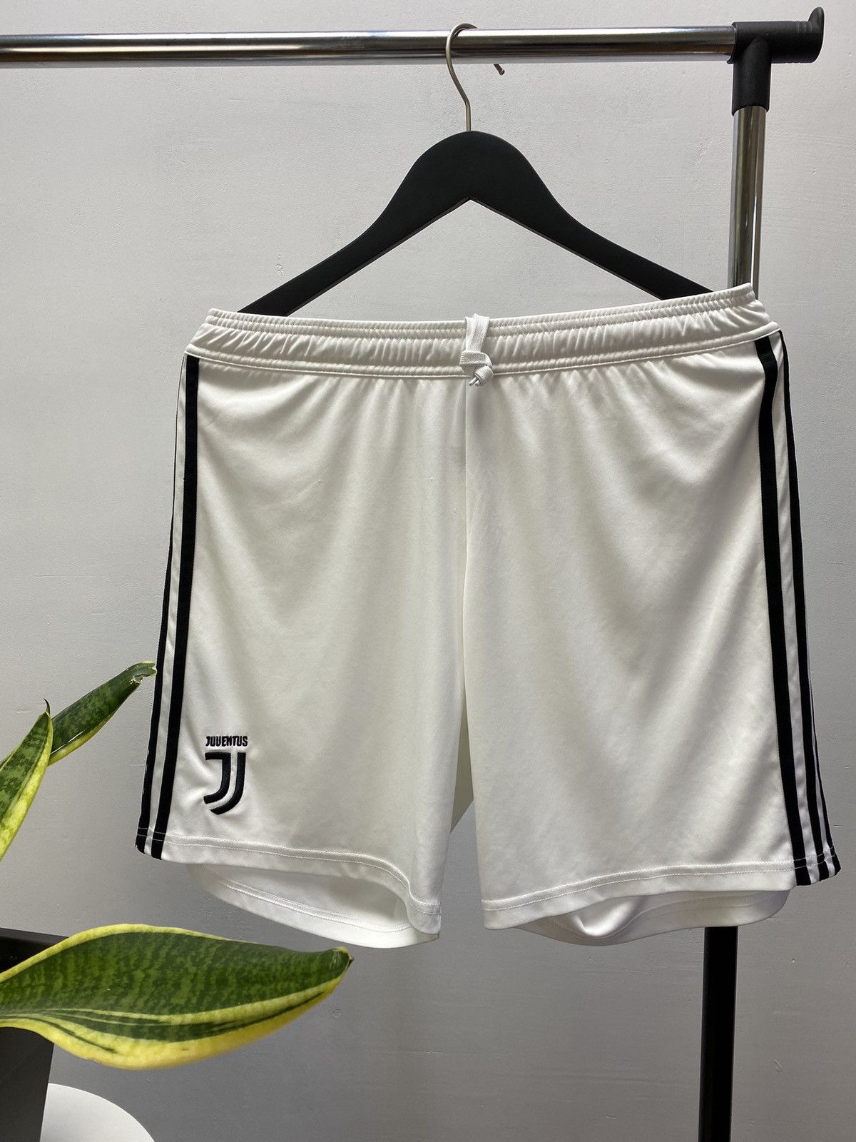 Adidas JUVENTUS ADIDAS 2017/2018 FOOTBALL HOME JERSEY AND SHORTS Size US S / EU 44-46 / 1 - 13 Thumbnail