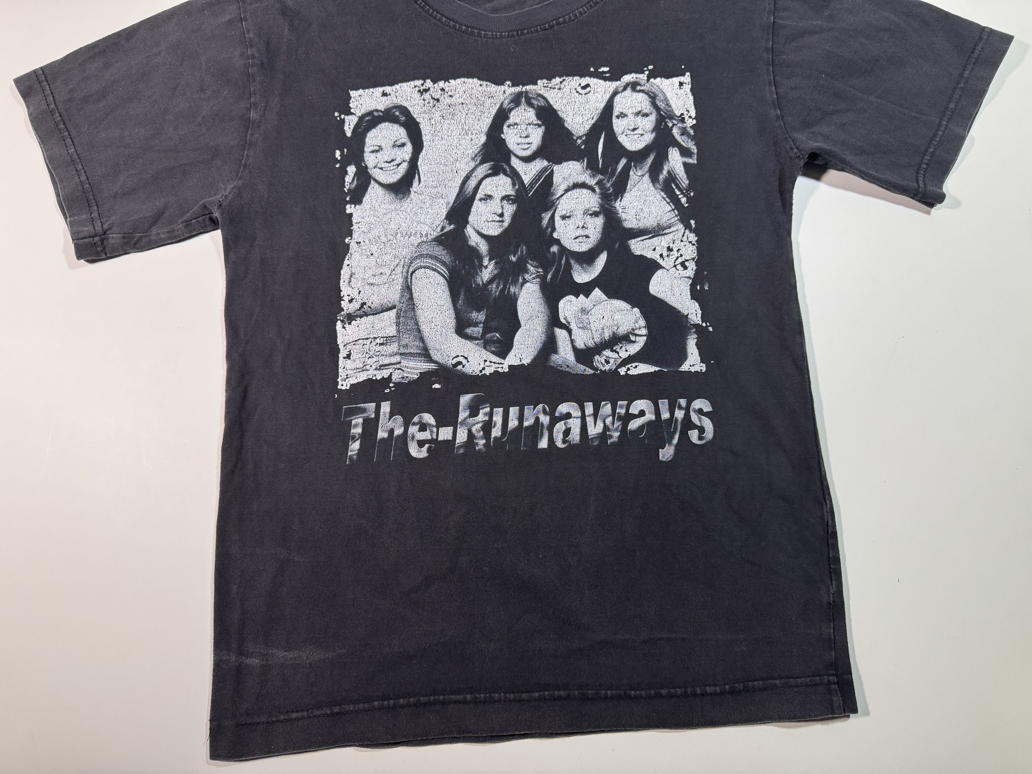 Band Tees Vintage The Runaways T-shirt Hard Glam Rock Band Size S / US 4 / IT 40 - 2 Thumbnail