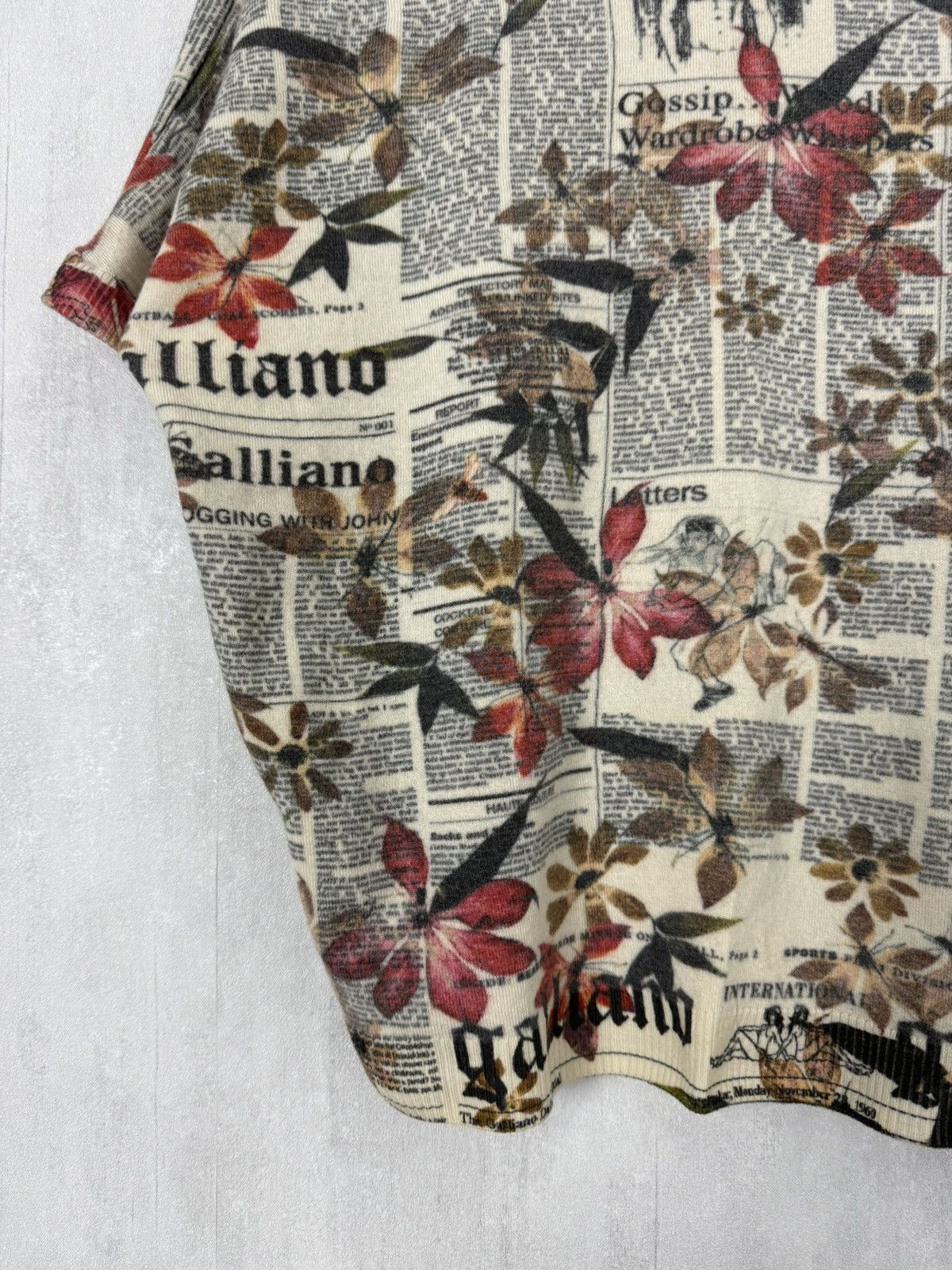 John Galliano John Galliano Newspaper Floral Print V-Neck Wool T-Shirt Size M / US 6-8 / IT 42-44 - 13 Thumbnail