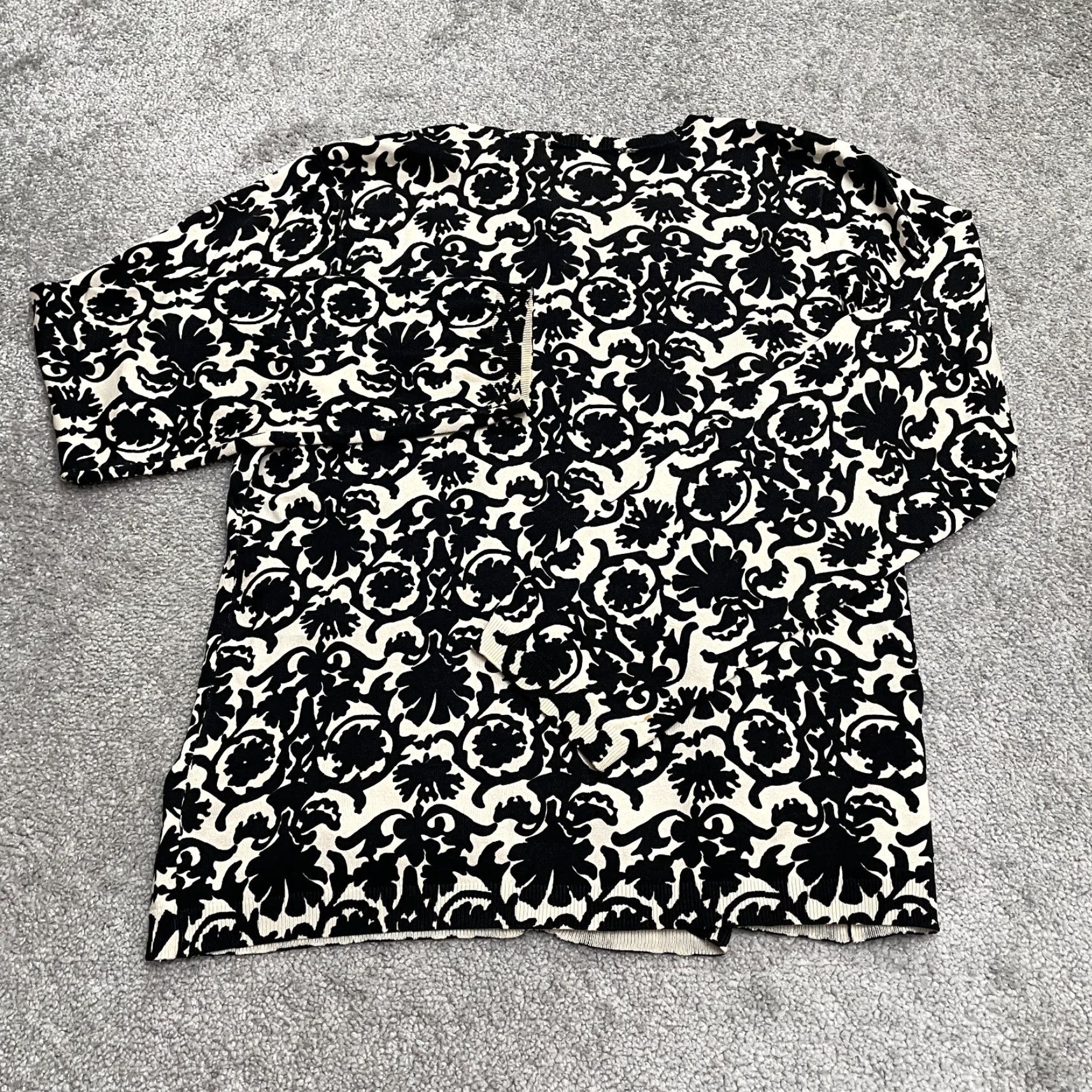 Liz Claiborne Liz Claiborne Cardigan Sweater Womens XL White Black Floral Button Down Silk Size XL / US 12-14 / IT 48-50 - 2 Thumbnail