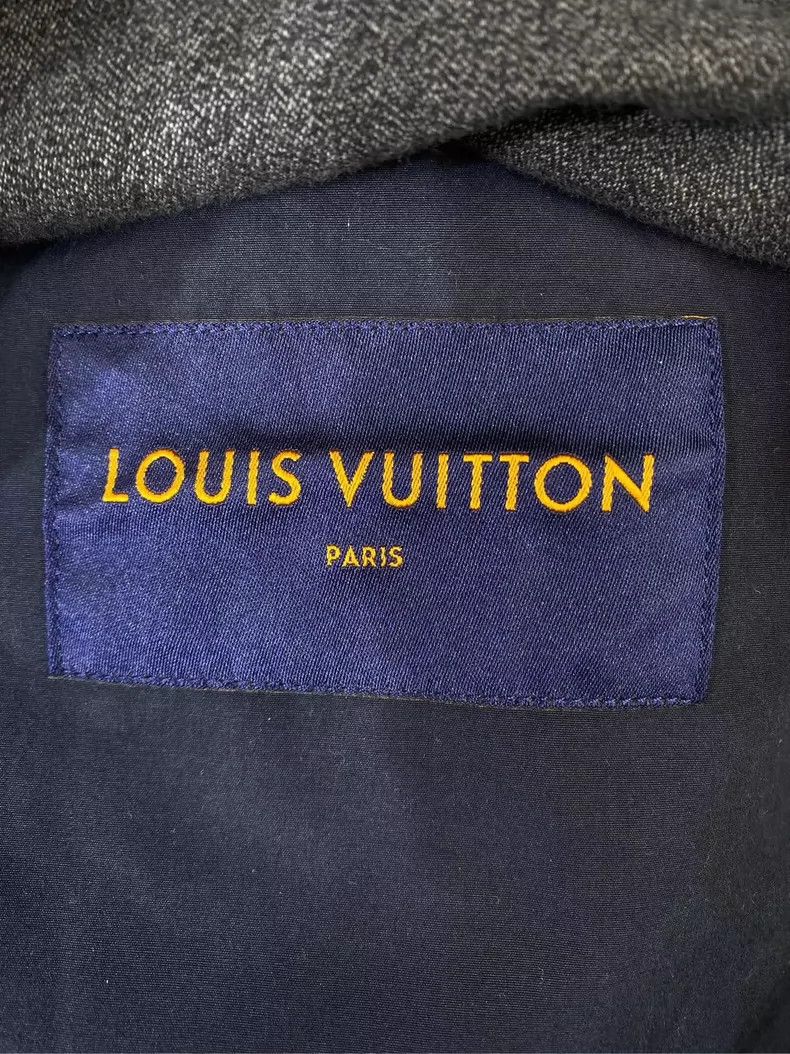 Louis Vuitton LOUIS VUITTON Victory gesture logo neckline monogram print Size US M / EU 48-50 / 2 - 6 Thumbnail