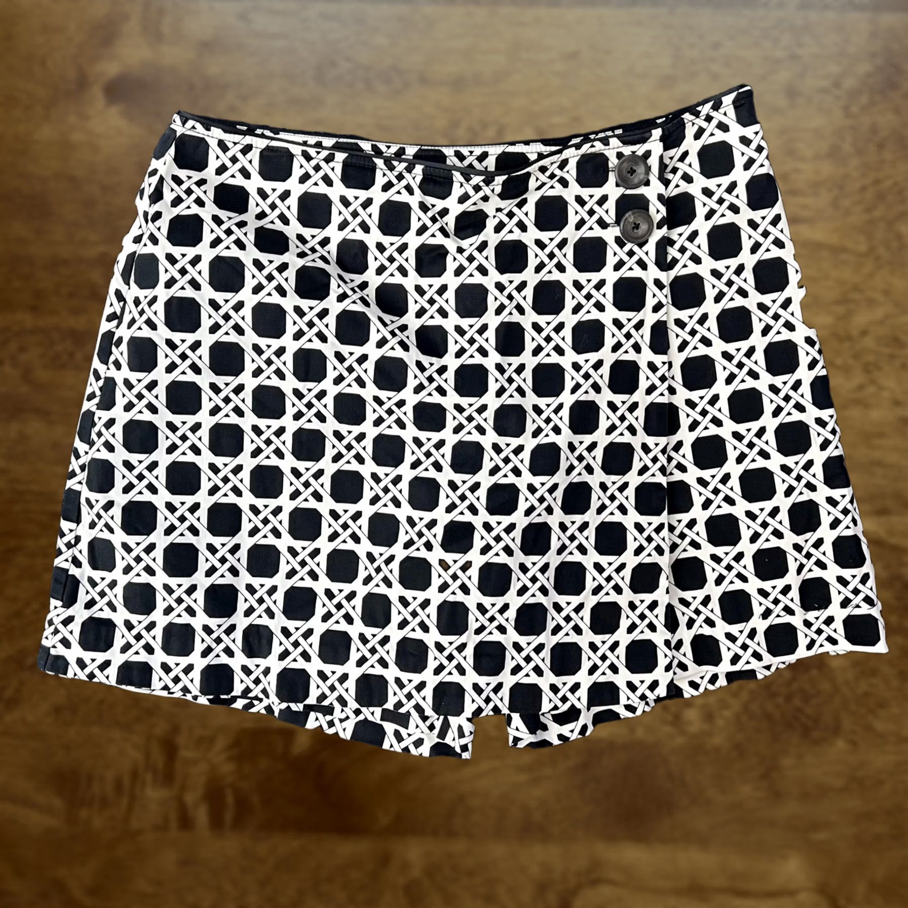White House Black Market White House Black Market Shorts Womens 6 Black Geometric Wrap Skort Casual Adults Women Size 28" / US 6 / IT 42 - 1 Thumbnail