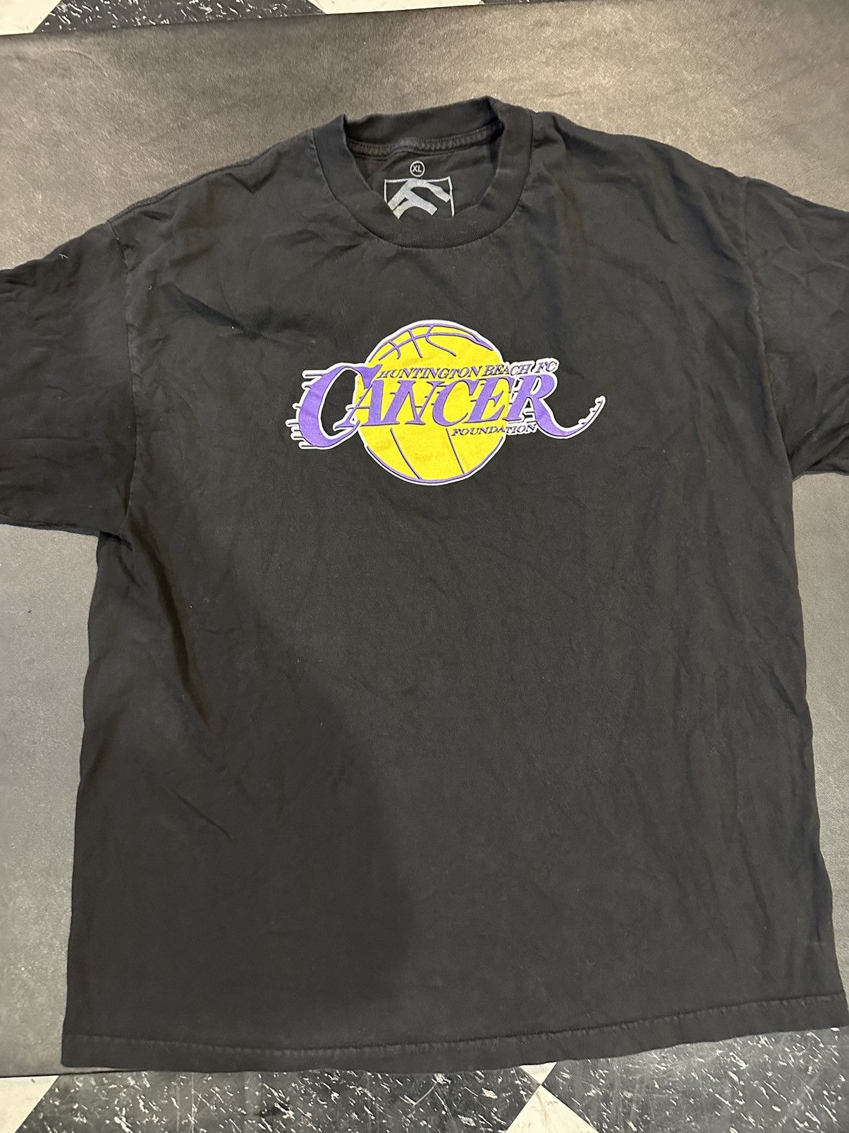 NBA × Vintage CANCER FOUNDATION LA LAKERS SPINOFF SHIRT Size US XL / EU 56 / 4 - 1 Thumbnail