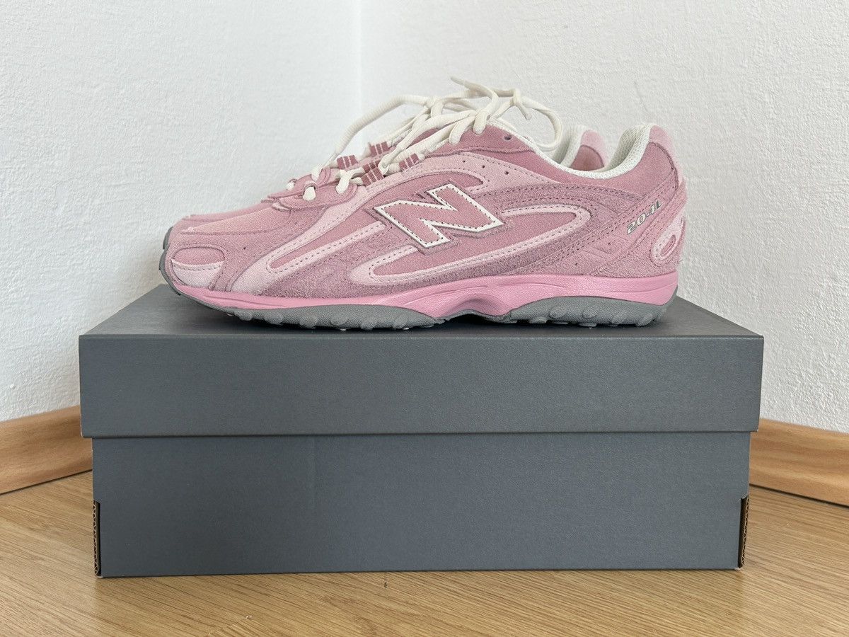 Pastel pink 204L New Balance suede sneakers